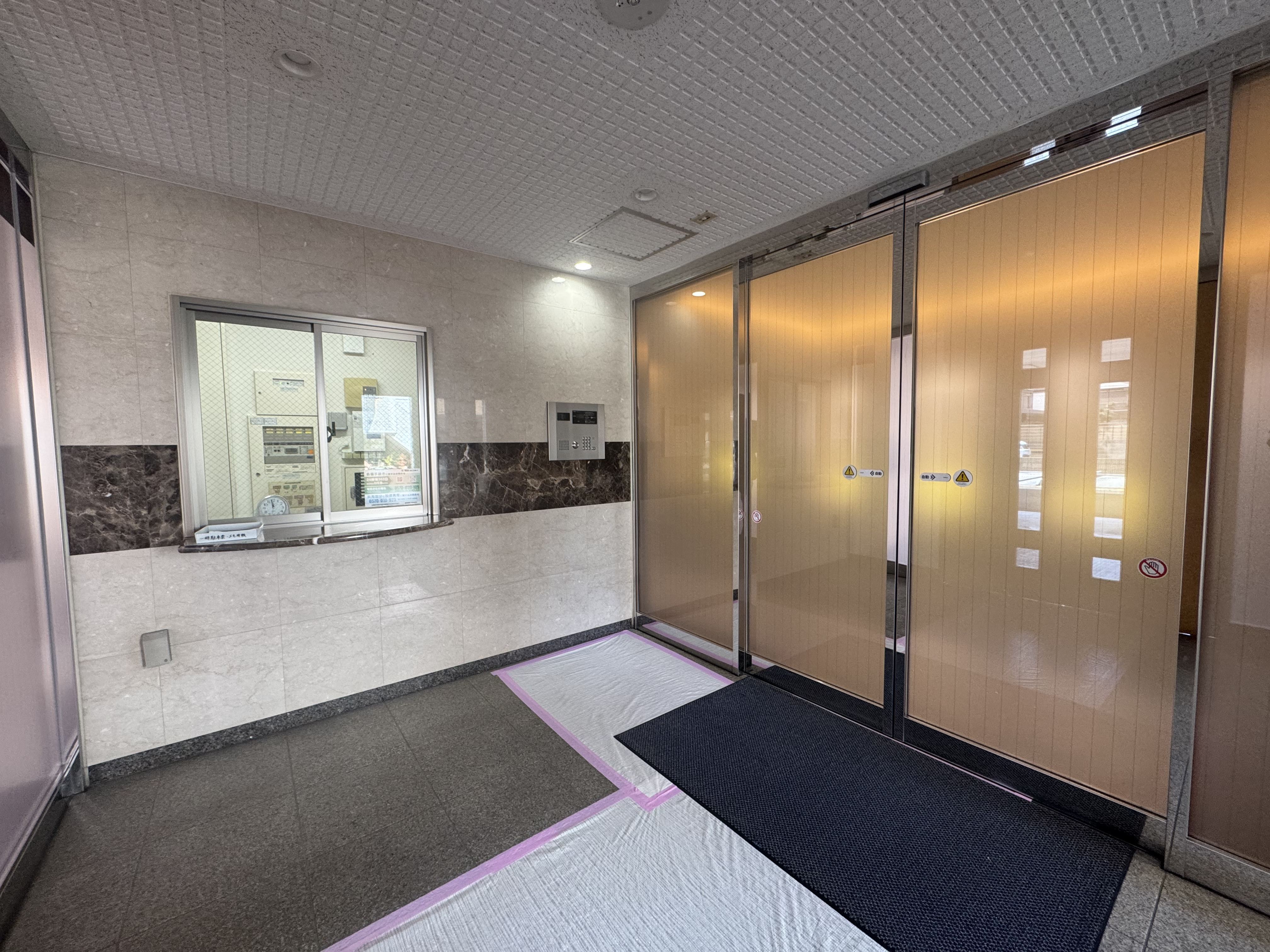 【エントランス】防犯対策に心強いオートロック付き。マンション入口付近には屋根がありますので、傘をさして帰ってきた際、慌てずに傘を閉じることができます。