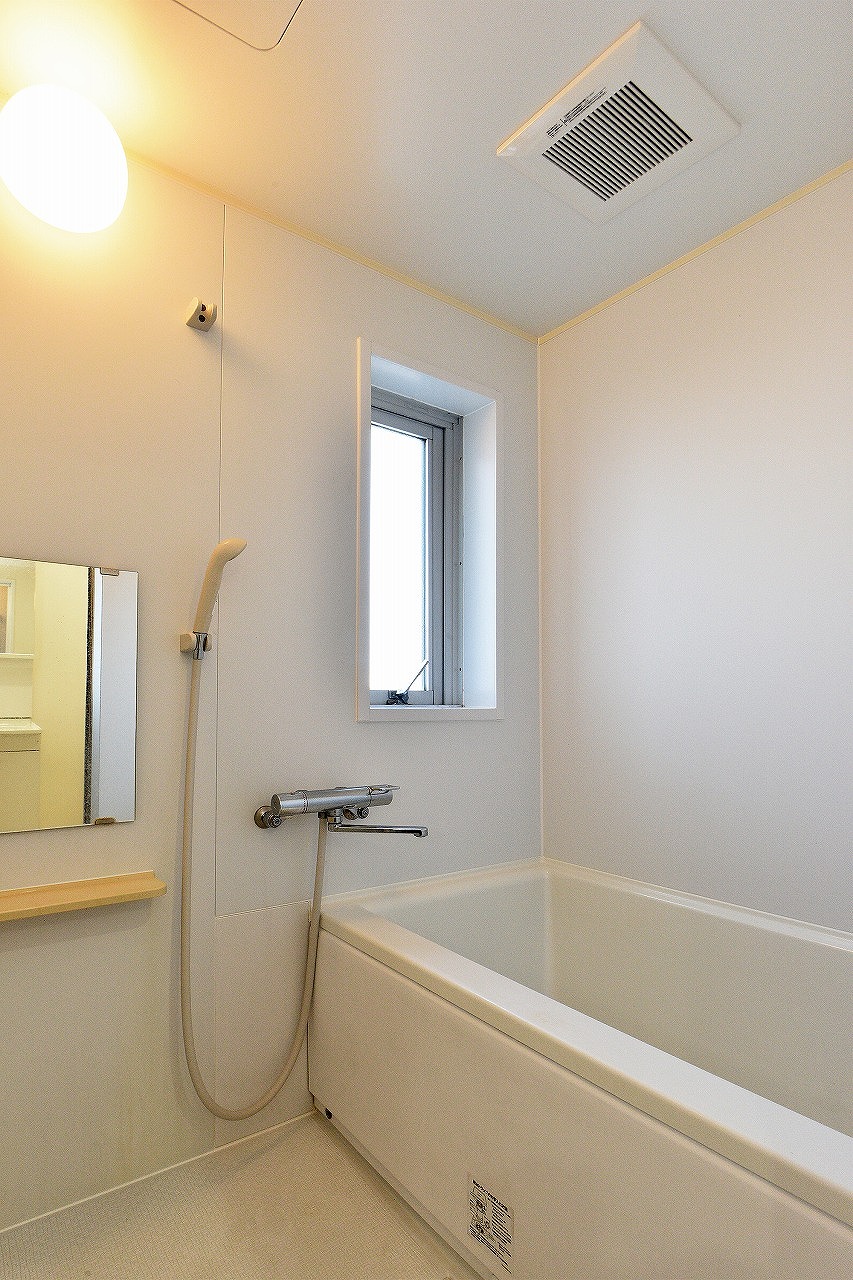 一日の疲れを癒やせるバスルームです。湿気やカビ対策に嬉しい窓があり、換気良好です。