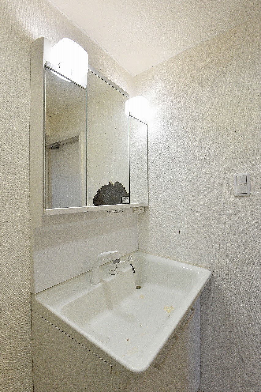 三面鏡付きの洗面化粧台で毎日の身だしなみもバッチリです。