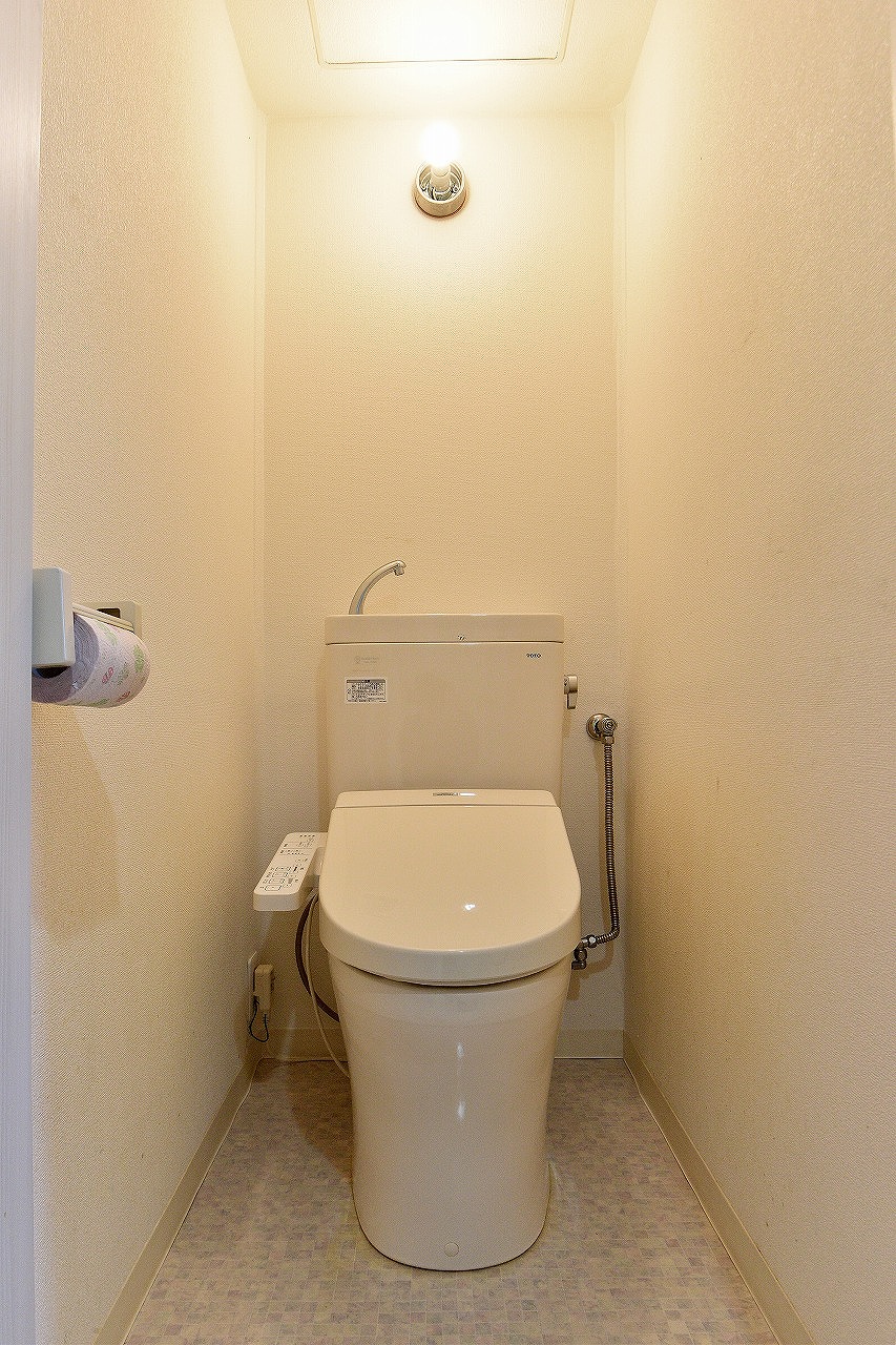 快適にお使いいただける清潔感のあるトイレです。現代の必需品、シャワー機能付きです。