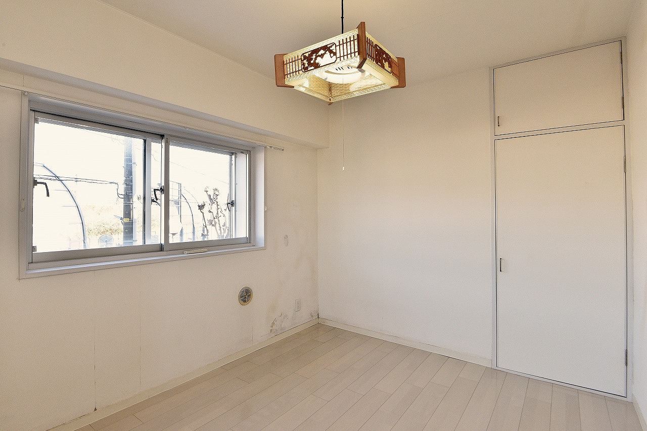 約5.9帖の洋室です。収納付きのお部屋は、室内スペースを広く使えます。