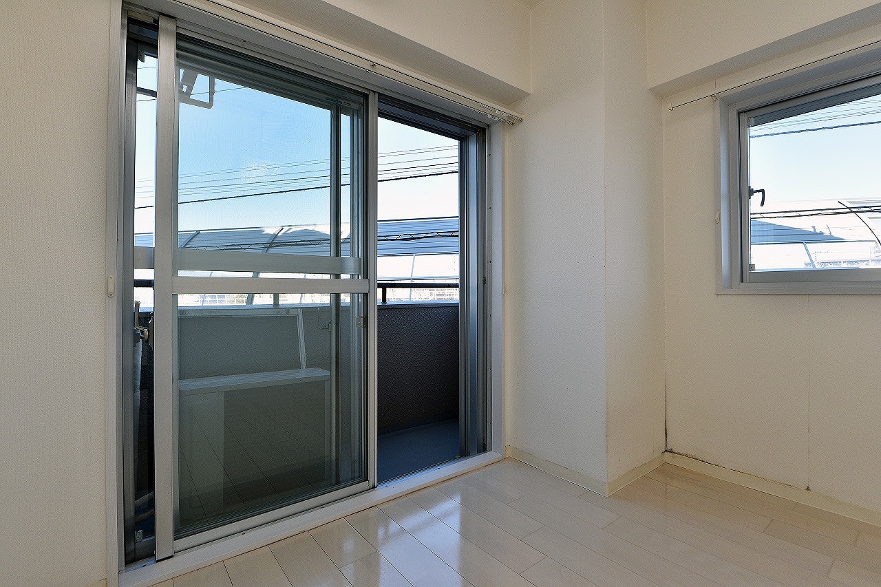 バルコニーとの2面採光で通風・採光良好です。