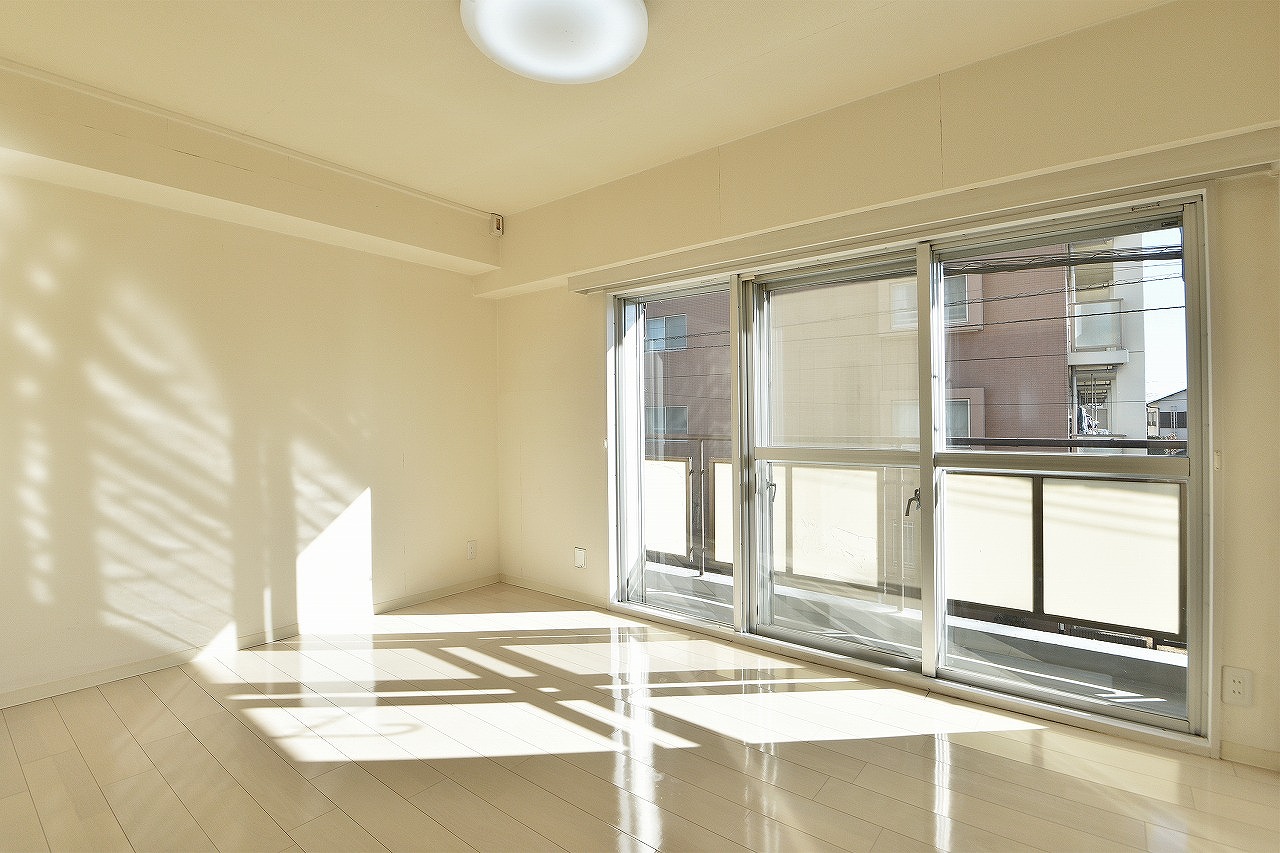 リビング隣の約6.4帖の洋室です。シンプルな内装なので、どんなインテリアでも合いますね。