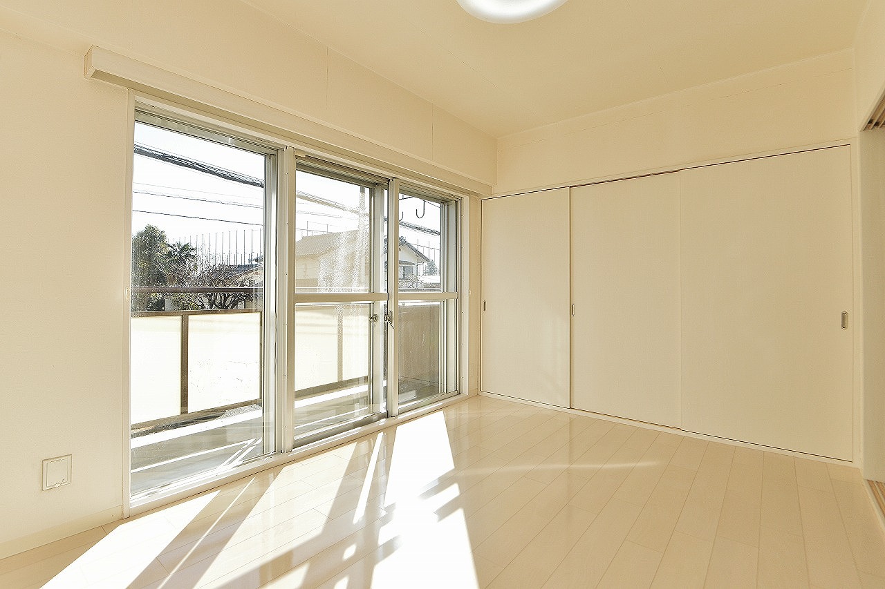 バルコニーに面し陽射したっぷり。ご自宅での時間を心地よく過ごせそうです。