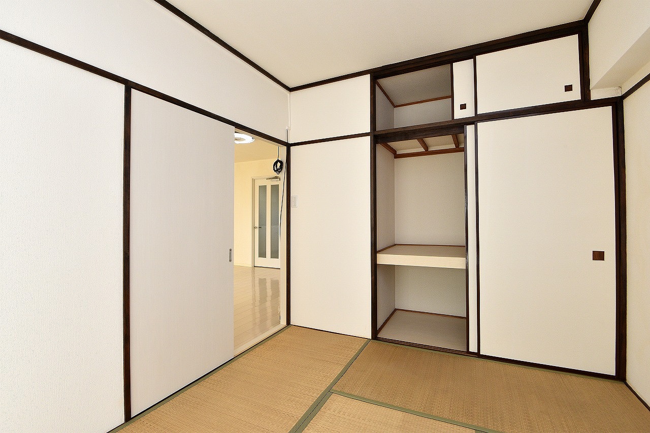 奥行きのある押入は、寝具はもちろん家電製品や大きな荷物なども収納でき便利です。