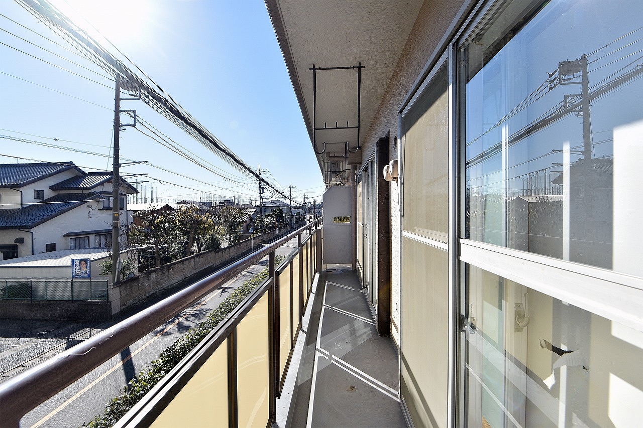 お洗濯物がたくさん干せそうなバルコニーです。物干し金具も設置されております。