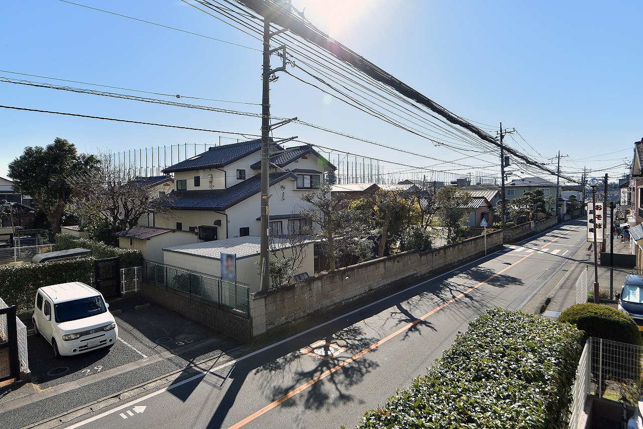 バルコニーからの眺めです。周辺は住宅街で、落ち着いた環境です。