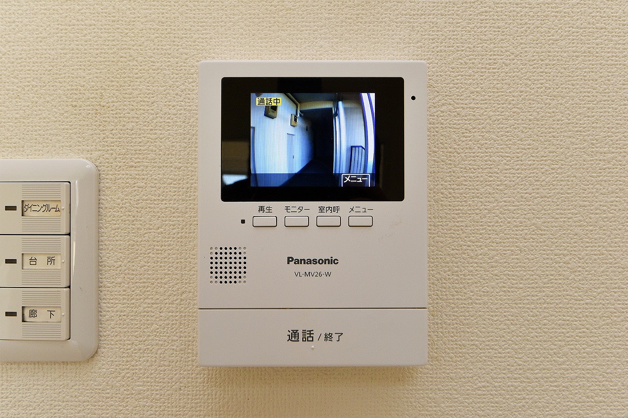 TVモニター付きインターホンを完備。お部屋にいながら訪問者を確認できます。