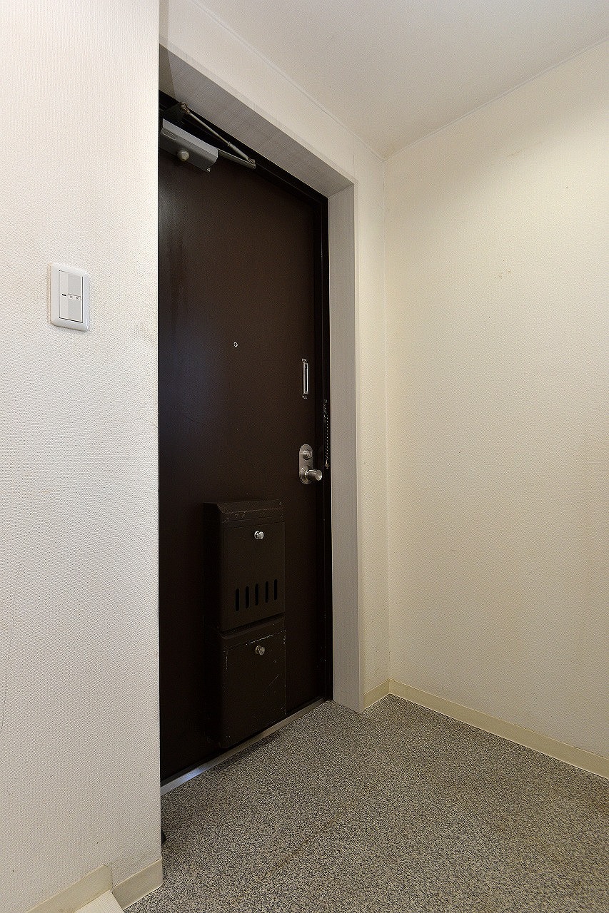 ご家族やお客様を迎える玄関スペース。シューズボックスもございます。