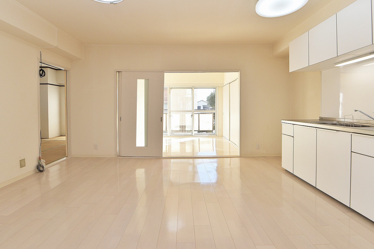 白を基調とすることでお部屋全体が統一感のある印象となり、居心地の良さが一層引き立ちます。