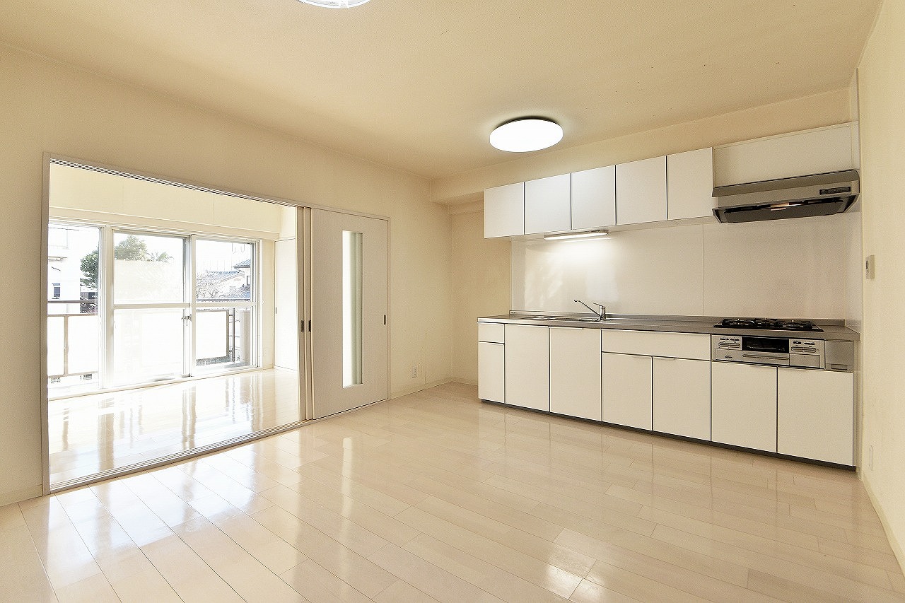 上部吊り戸棚を設置した、収納力のあるキッチン。調味料や調理器具がスッキリ片付き清潔感を保てます。