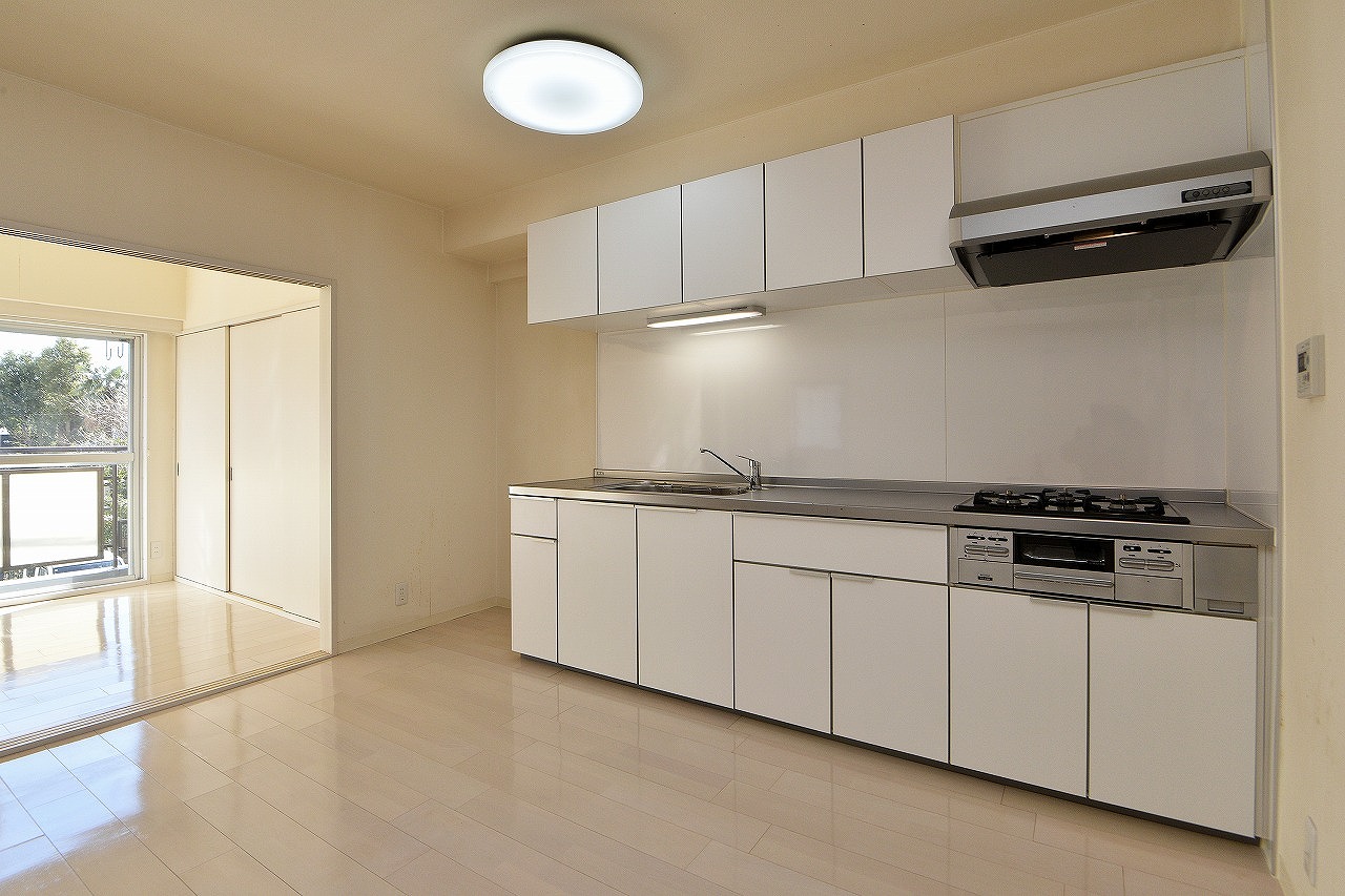 薄型のレンジフードを採用しスッキリとした印象のキッチンです。