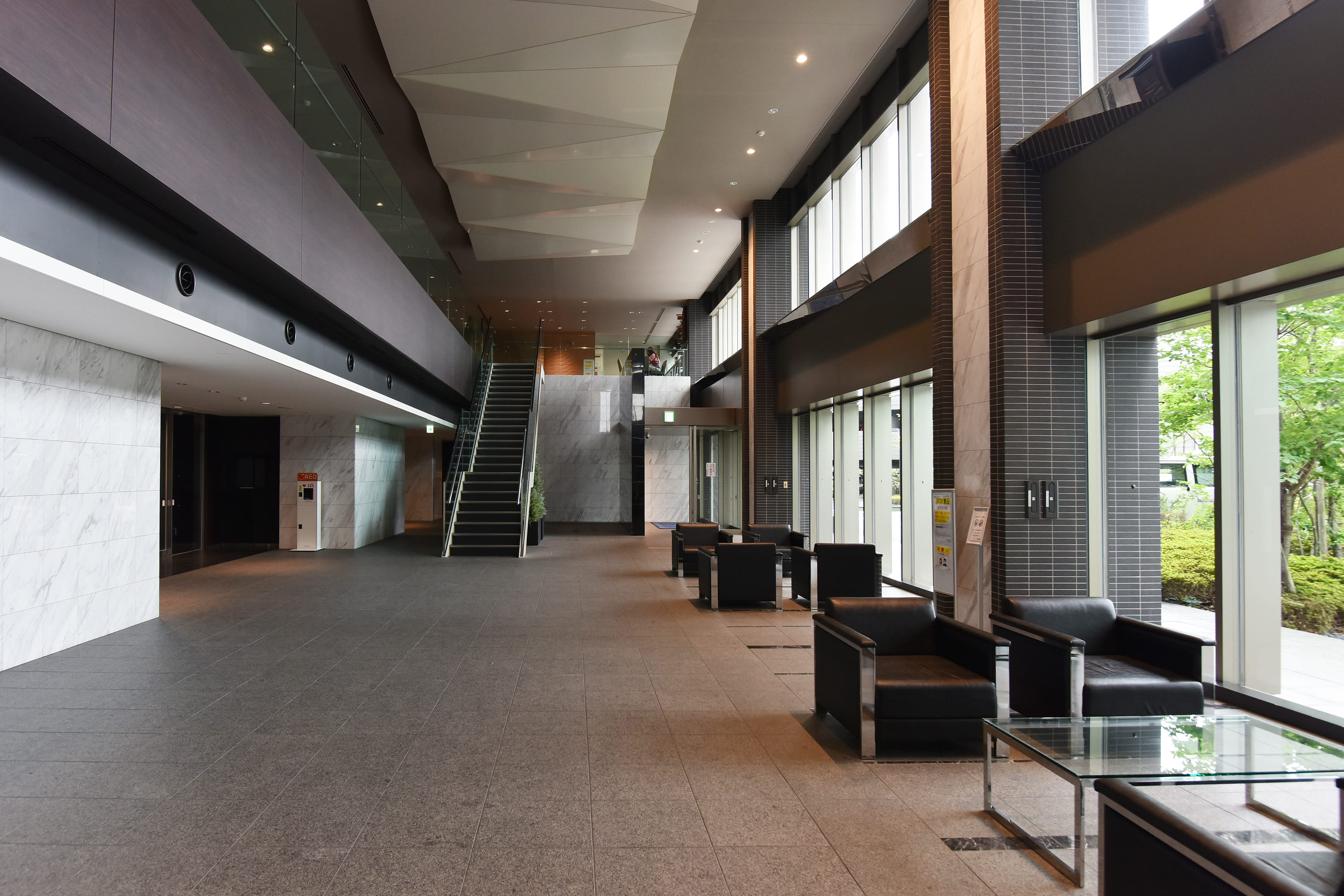 広々とした開放感あるエントランスロビー。