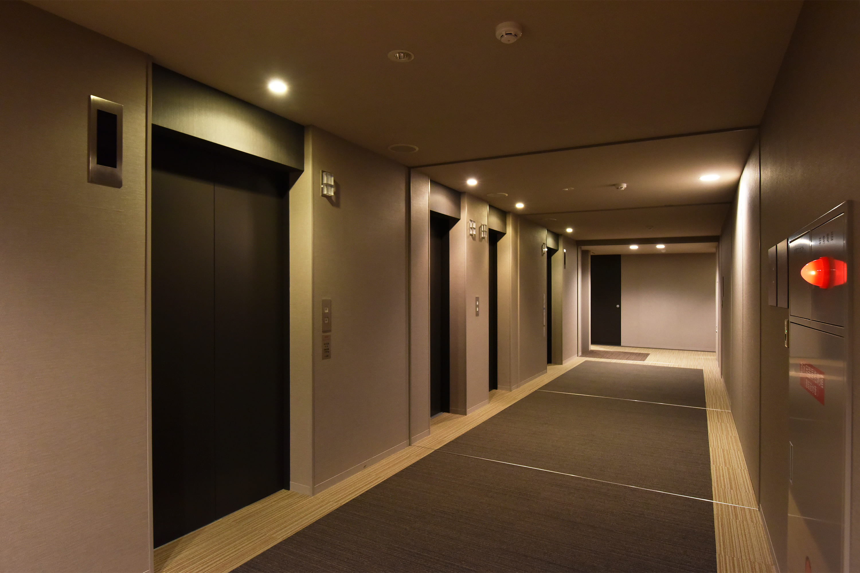 エレベーターは4基ございます。