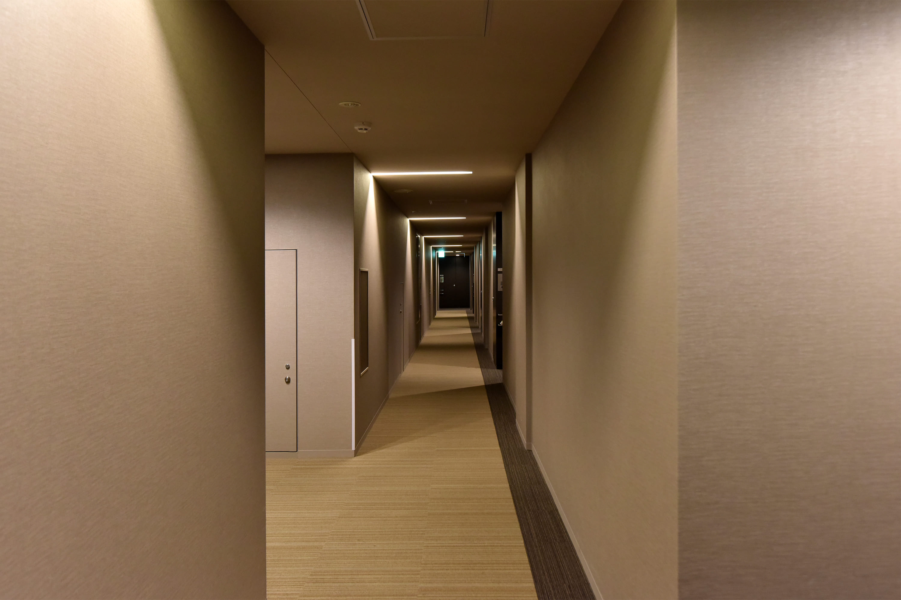 ホテルライクな内廊下設計。外気や雨風の影響を受けにくく、セキュリティーやプライバシー面にも配慮。