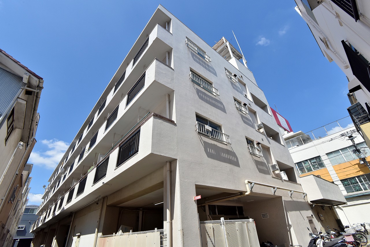 【浅田ビル】地上4階建てマンションの2階部分。スーパーやドラッグストアまで徒歩1分、商店街沿いで飲食店も多く、外食や買い物に便利な住環境です。