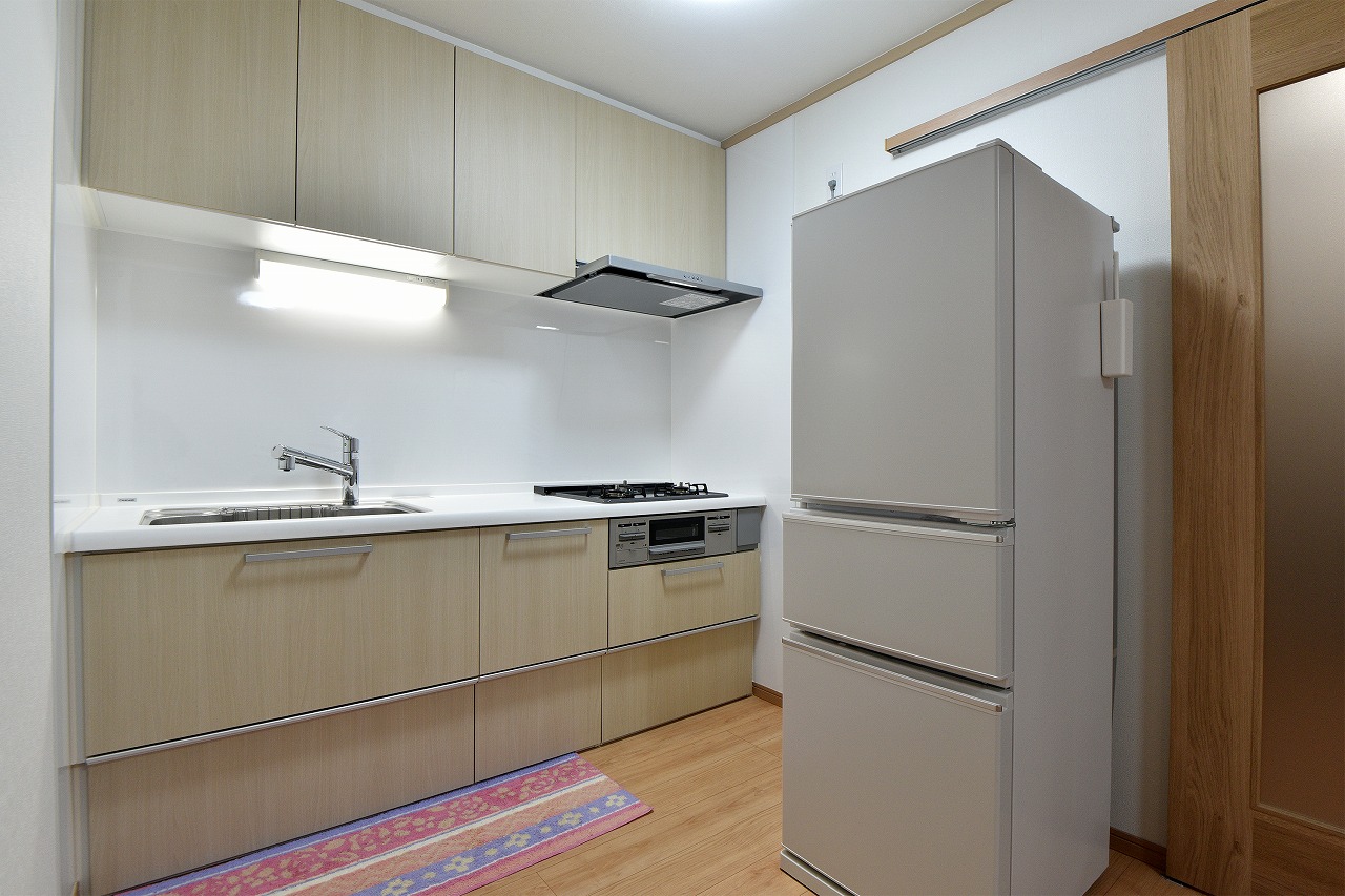 料理に集中できる壁付けのキッチンは料理中の汚れもさっと拭き取れます。