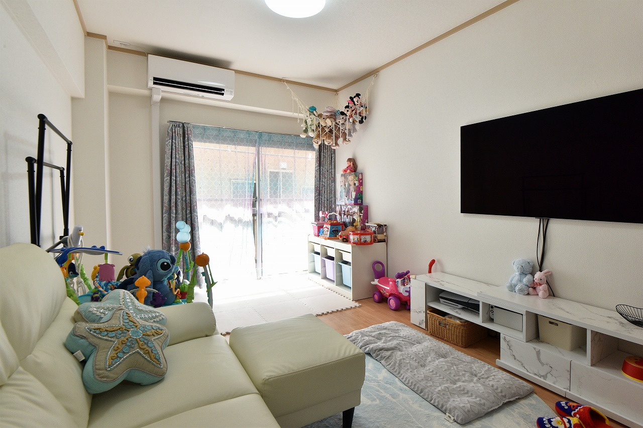 バルコニーに面した洋室。家族でくつろぐ空間や寝室など、ご家族に合わせてお使いいただけます。