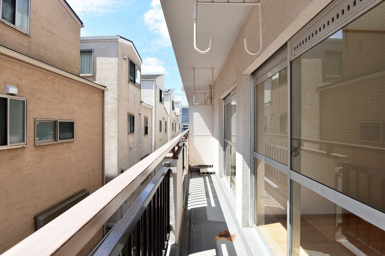 南向きバルコニーで日当たり良好。暖かな日差しが室内を明るく包み、外に干した洗濯物も気持ちよく乾きそうです。