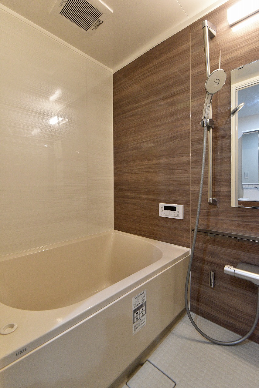 温かみのある色合いの浴室。