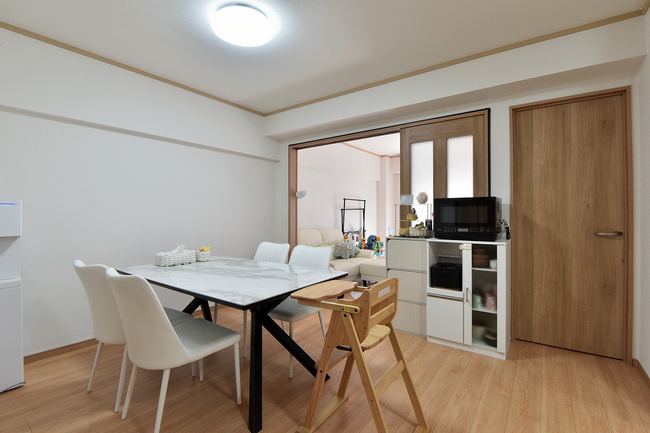 家族が集まるリビングはナチュラルな色合いで設置する家具を選びません。