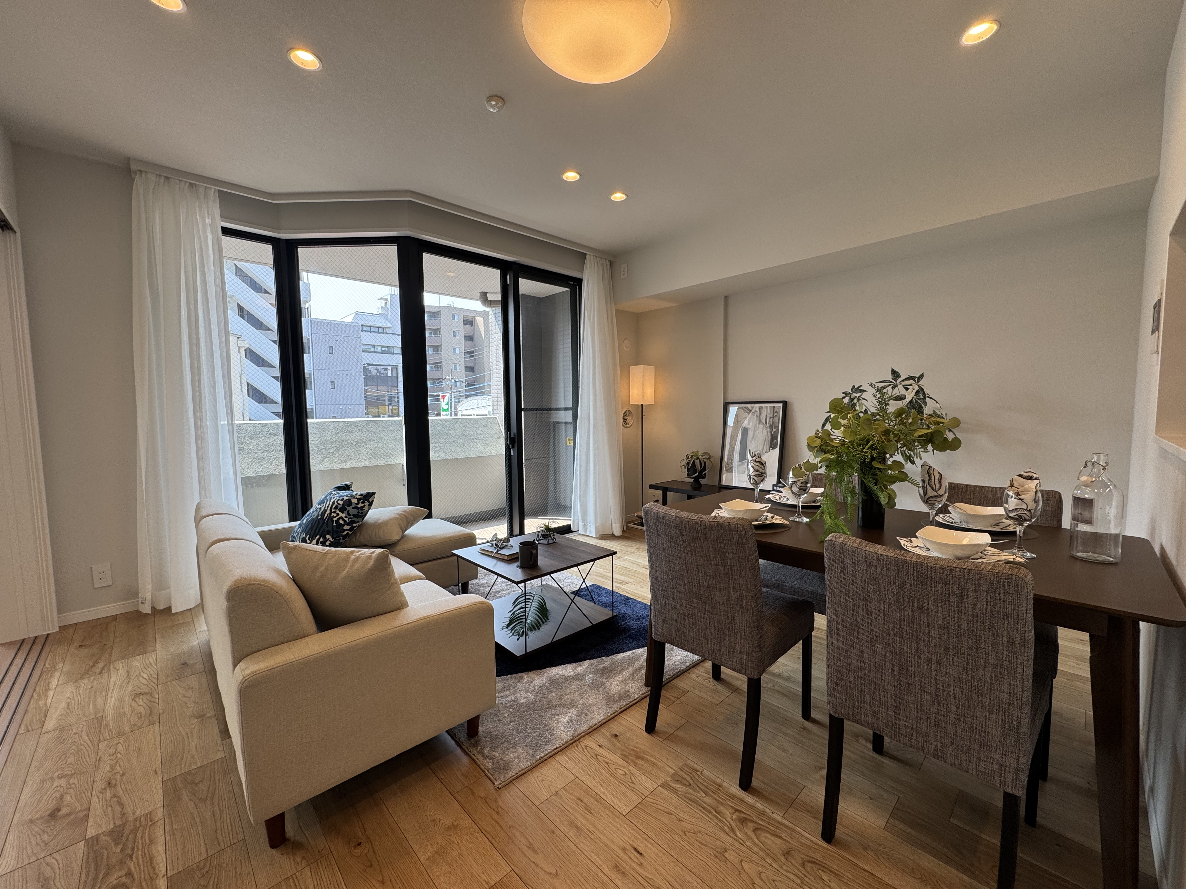 【LDK】14階建て3階部分の3LDK住戸です。LDKは約14.3帖。南側にバルコニーが備わった、陽光豊かな空間です。2026年2月に水回り設備や内装のリフォームが終了しています。