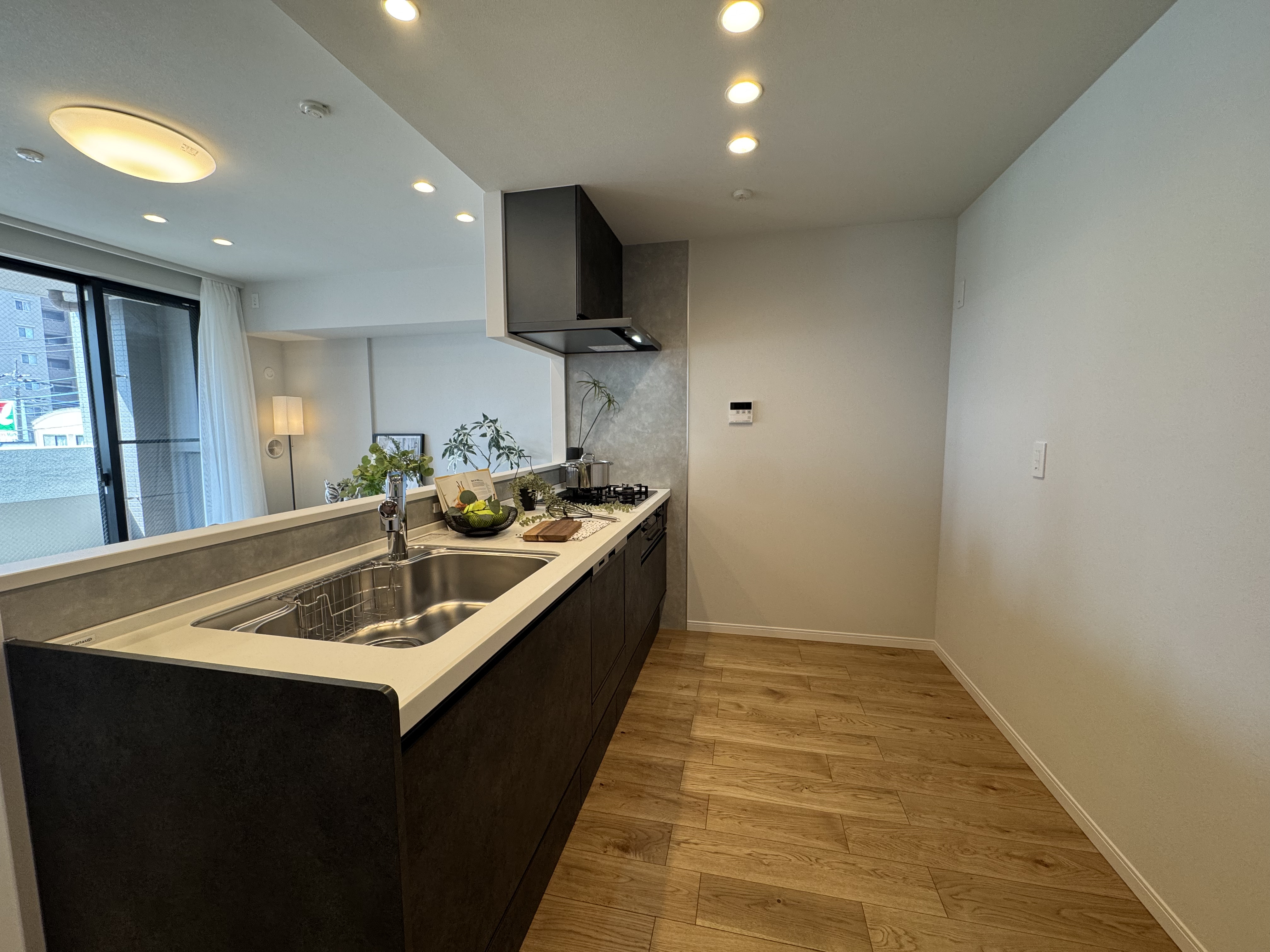 【キッチン】ブラックを基調とした、スタイリッシュなキッチンです。対面式のため、リビングにいるご家族に目を配ることができます。/2026年2月システムキッチン交換済み