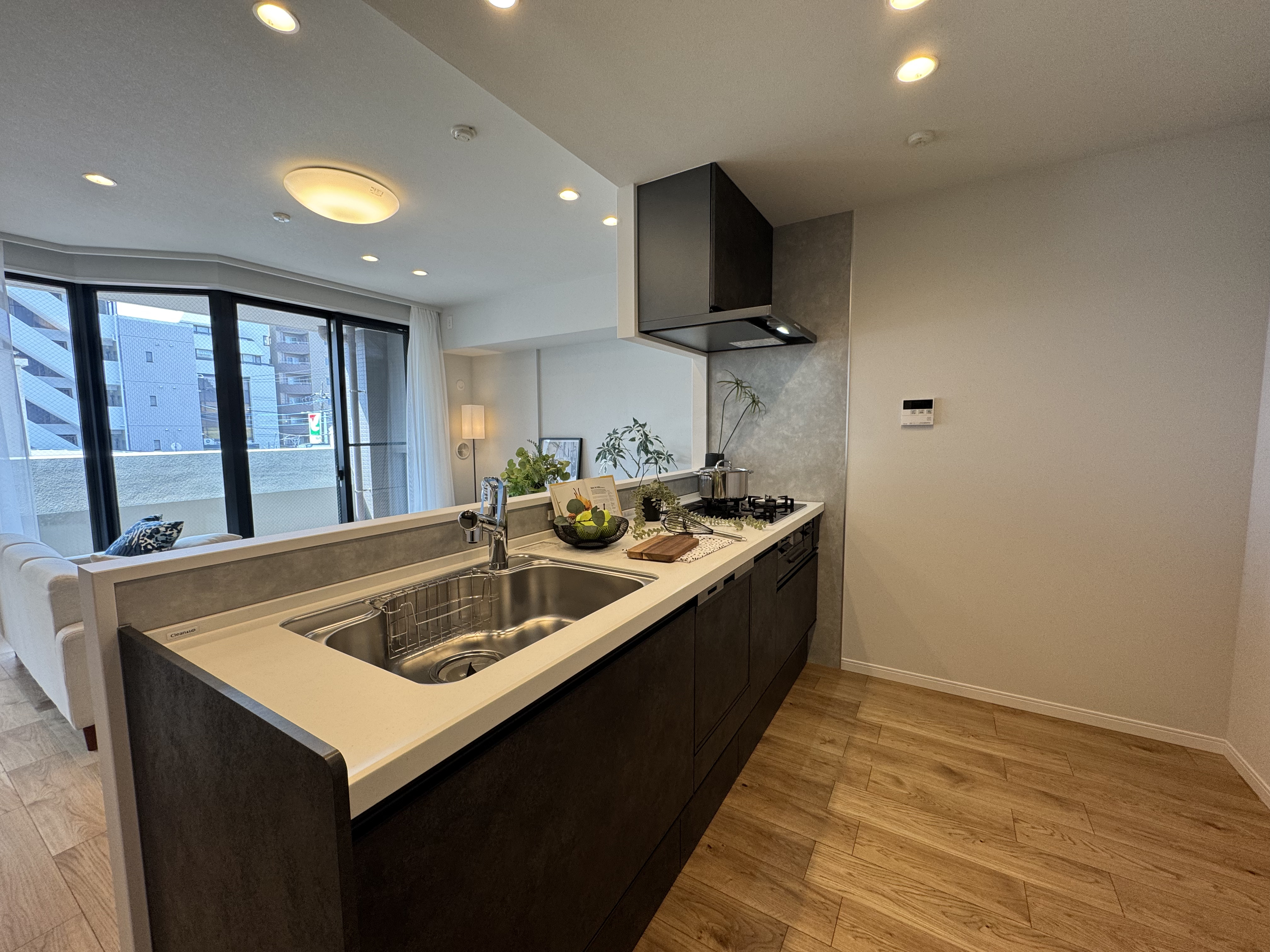 【キッチン】食洗機、浄水器内蔵シャワー水栓など、機能的な設備が搭載されたキッチンです。3口コンロが備わっており、同時に複数品を調理できます。/2026年2月システムキッチン交換済み