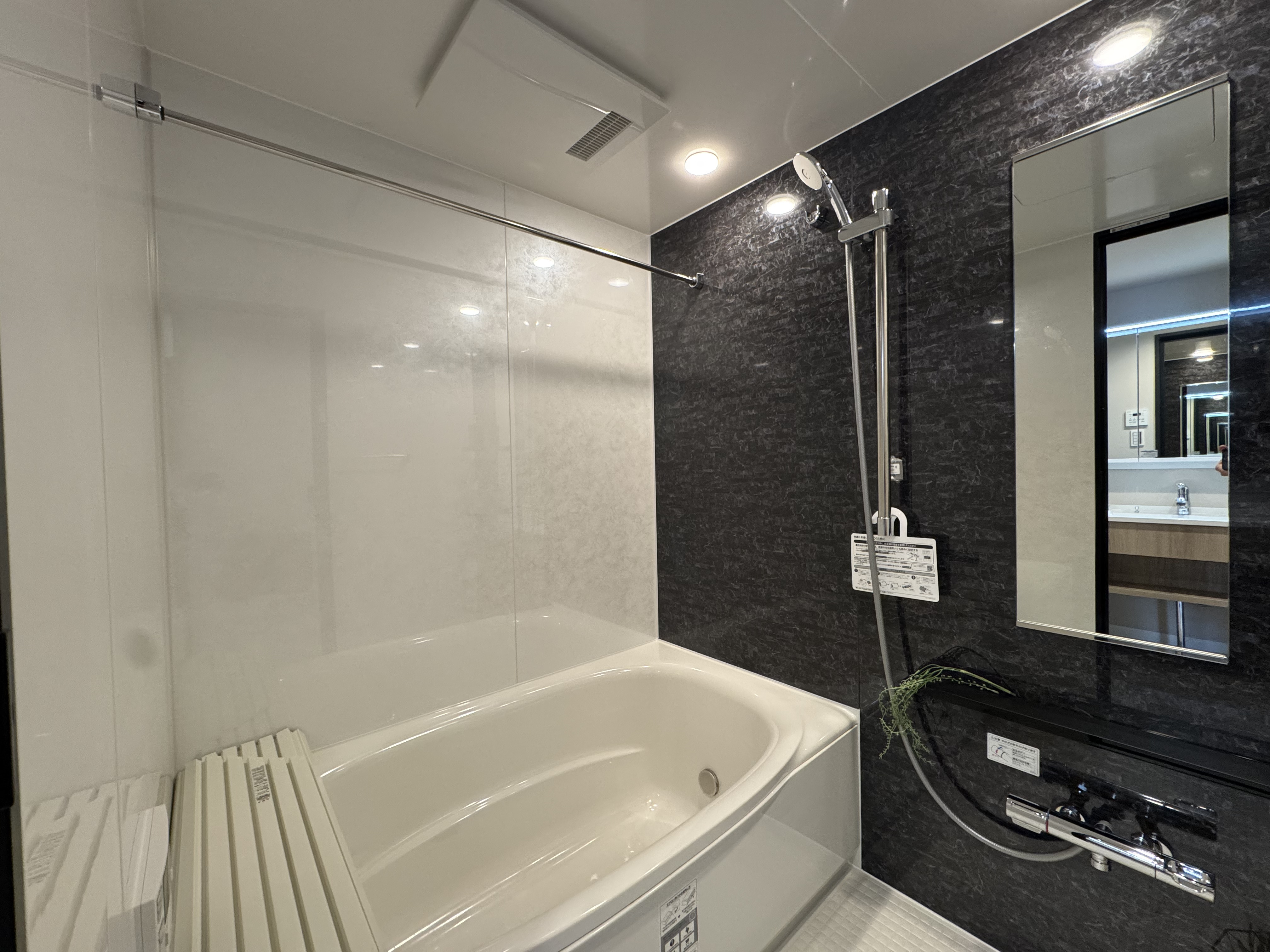 【浴室】ブラックのアクセントパネルが施された、スタイリッシュな浴室です。浴室換気乾燥機が備わっており、洗濯物を乾かすことができます。/2026年2月ユニットバス交換済み