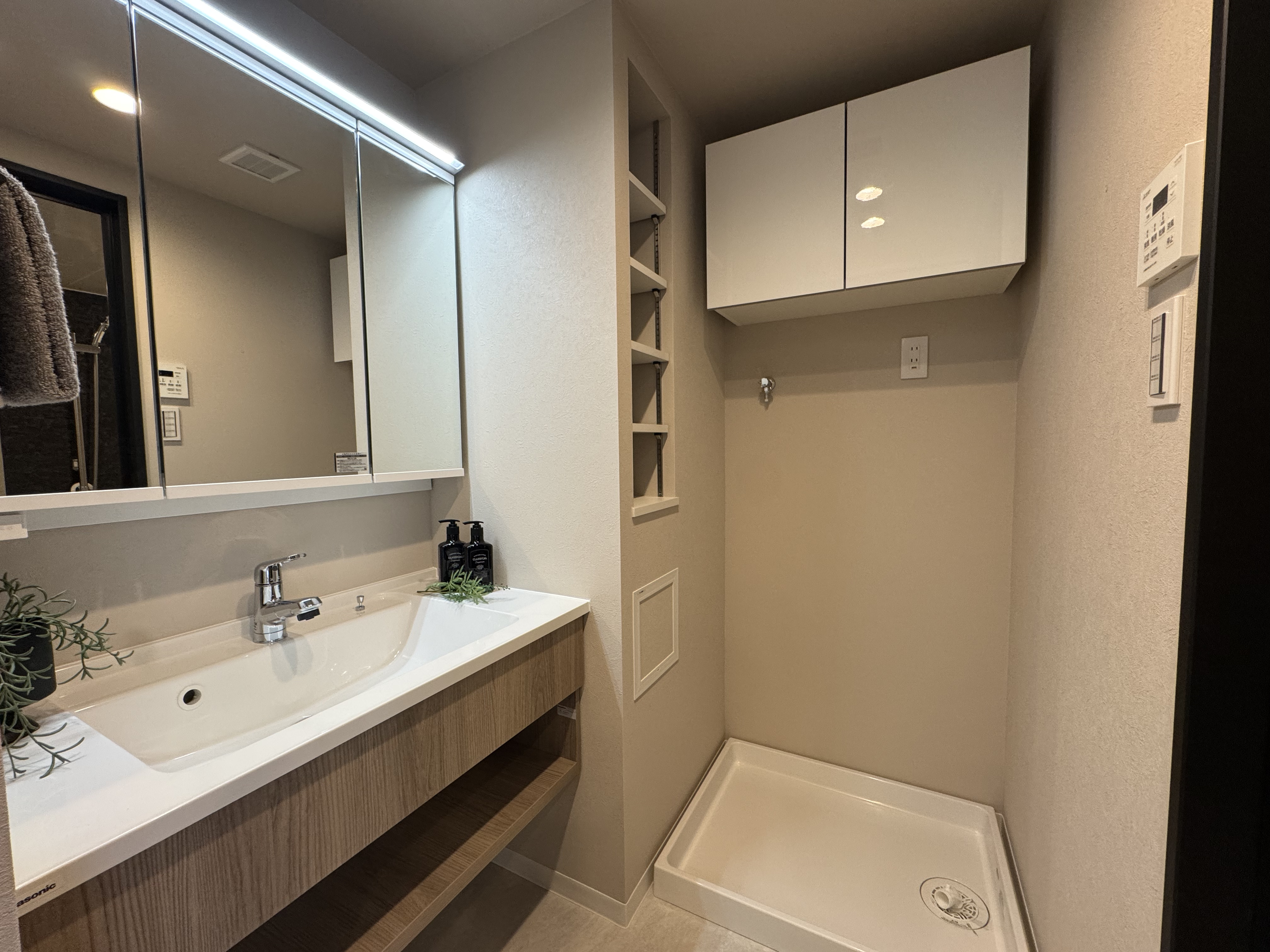 【洗面室】キッチンと隣接しており、効率の良い家事動線が叶います。ニッチや壁面収納が備わっており、タオルや洗面用品、洗剤などの収納に便利です。/2026年2月洗面化粧台交換済み