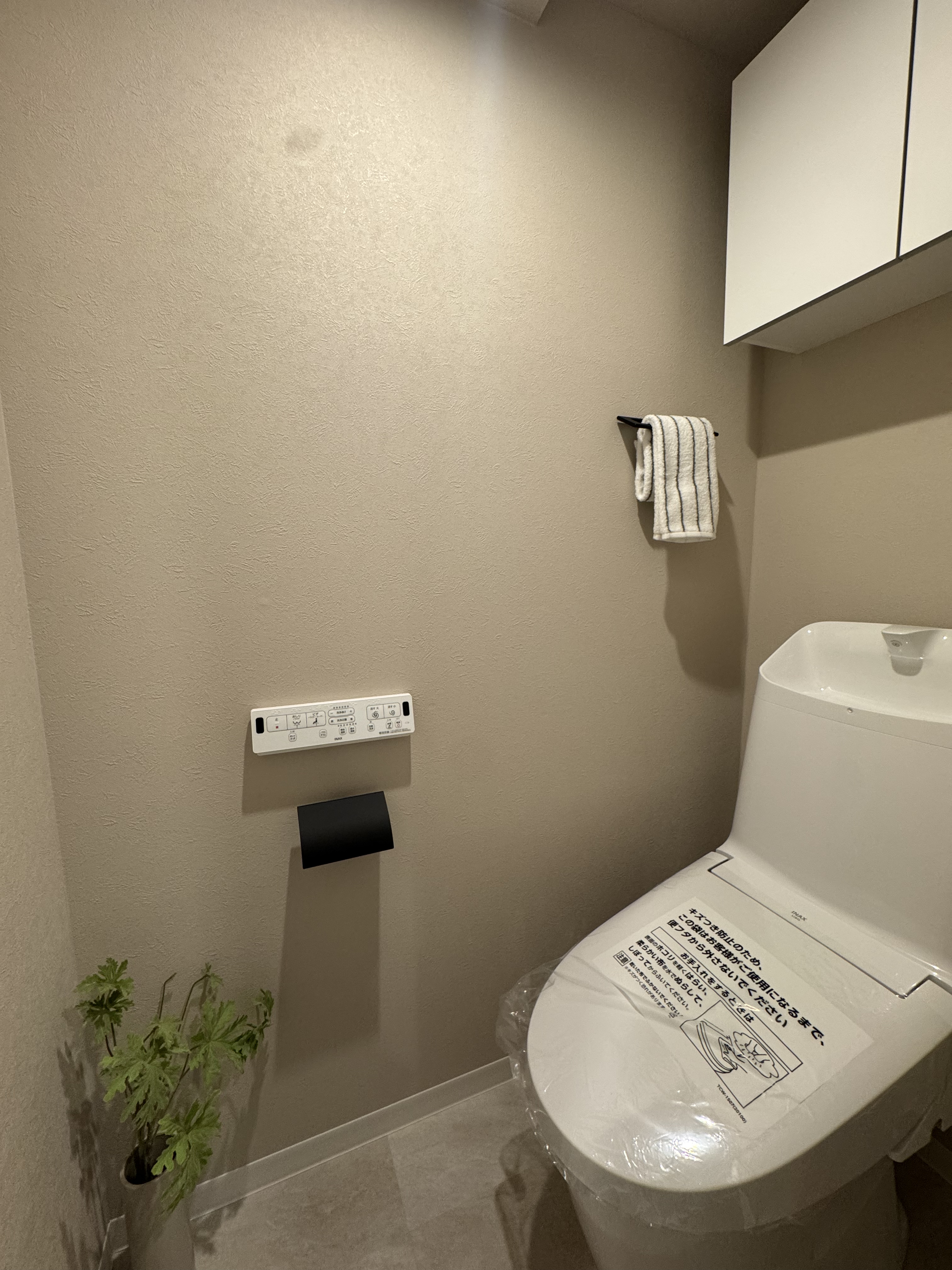 【トイレ】温水洗浄便座付きトイレが設置されており、快適にご使用いただけます。トイレットペーパーのストック、掃除用品の収納に便利な壁面収納付きです。/2026年2月トイレ交換済み