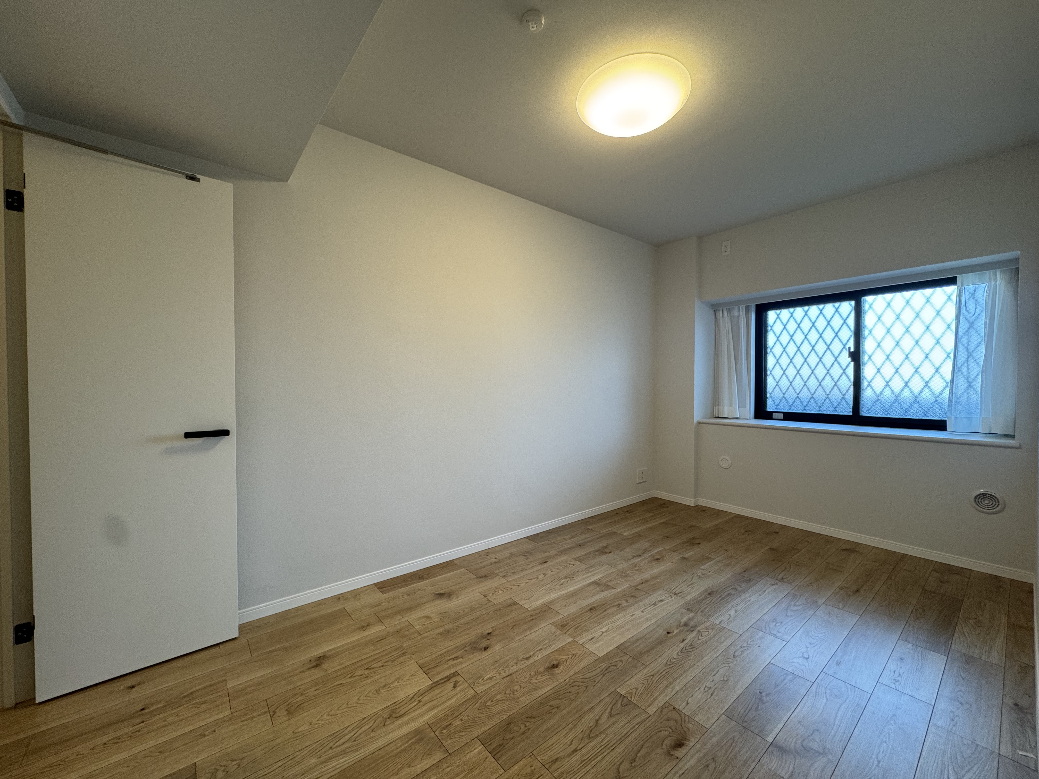 【約6.7帖洋室】ベッドや机を設置してもゆったりとお過ごしいただける広さが確保されています。ウォークインクローゼット付きのため、荷物がすっきりと片付きます。/2026年2月、床・クロス張替済み