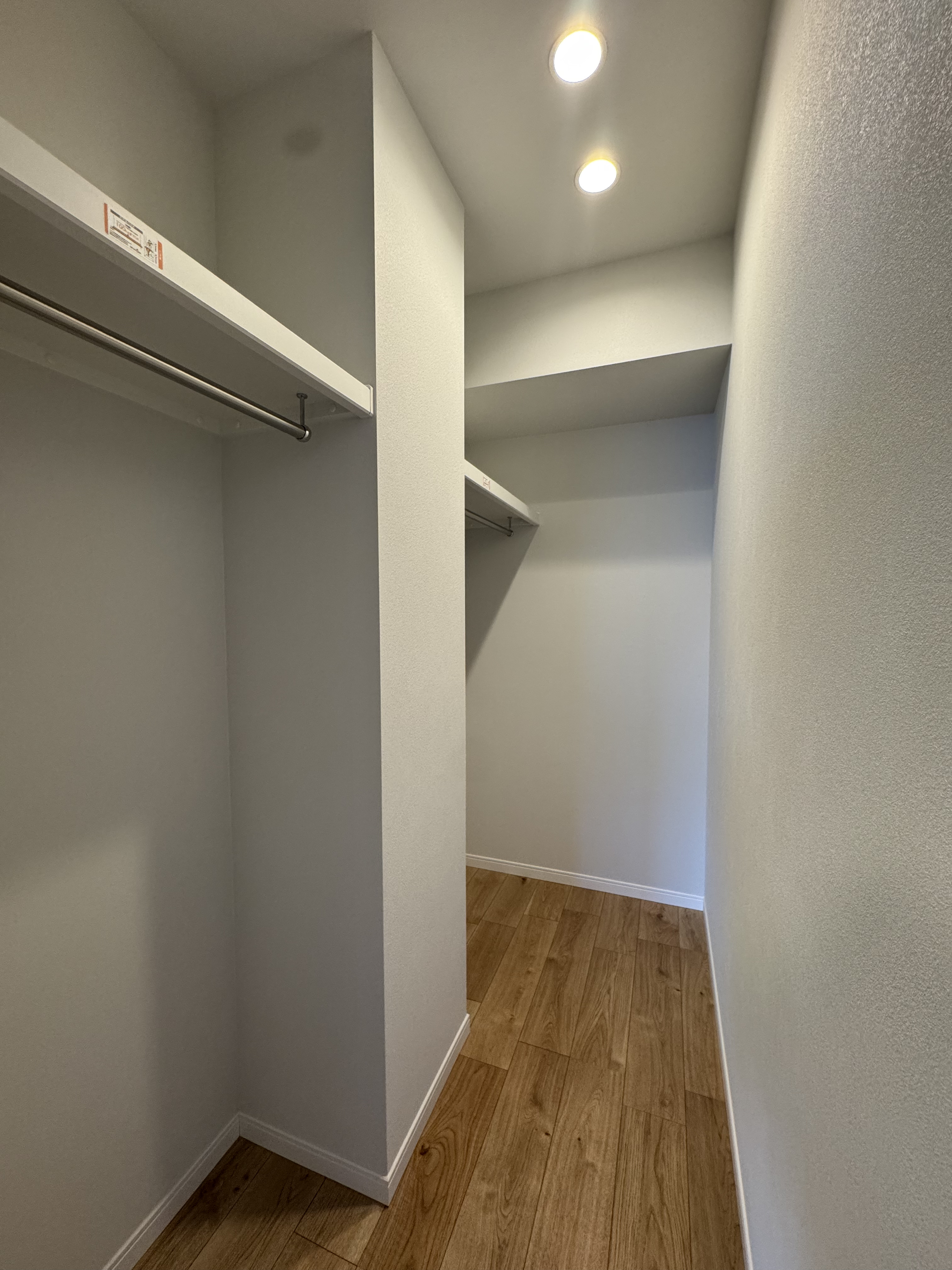 【ウォークインクローゼット】約6.7帖洋室に備わったウォークインクローゼットです。ハンガーパイプと枕棚付きのため、収納スペースを無駄なくご活用いただけます。