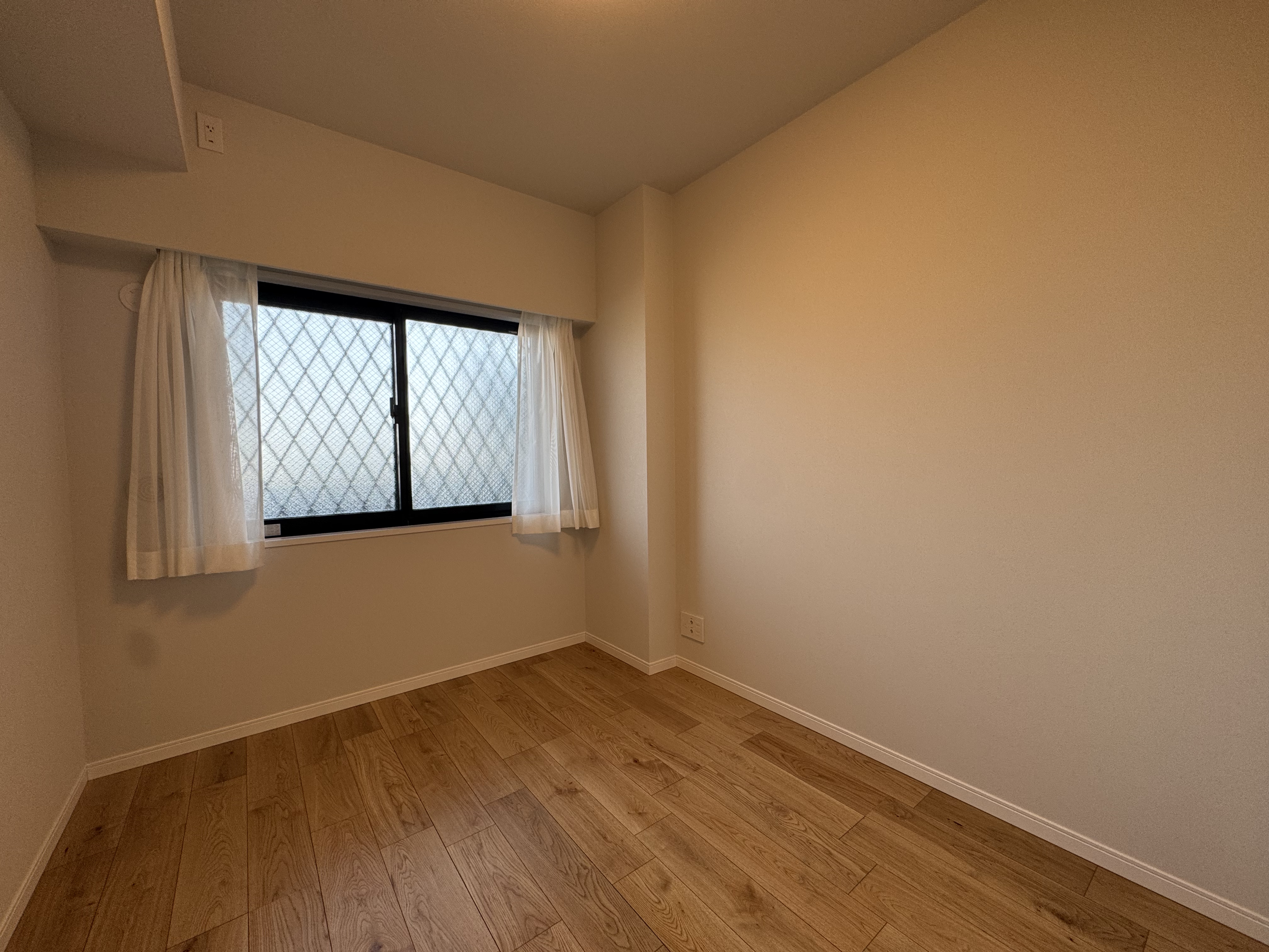 【約4.3帖洋室】クローゼットが備わっているため、収納家具を最小限にとどめ、住空間を有効にご活用いただけます。/2026年2月、床・クロス張替済み