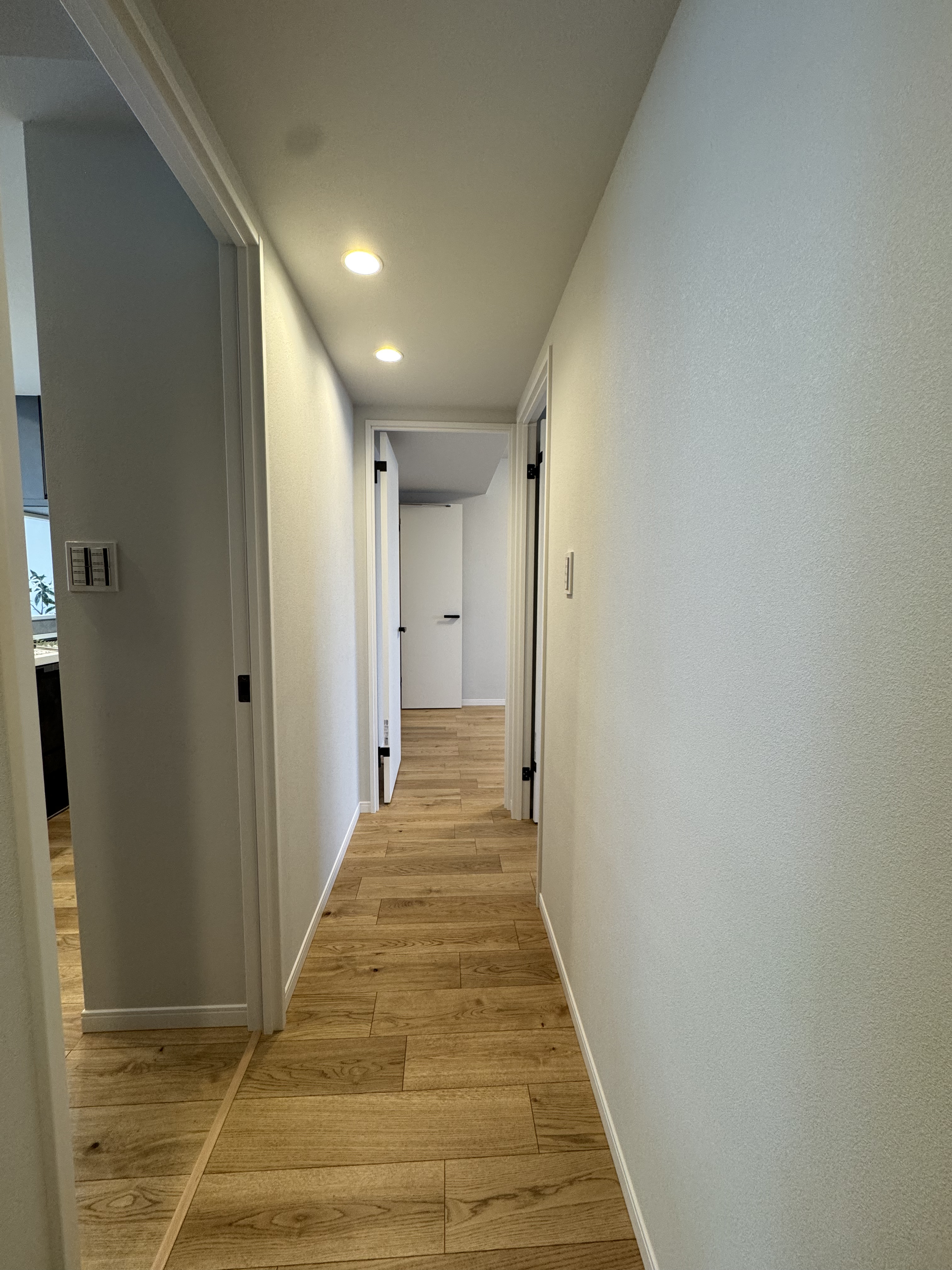 【玄関ホール】北側の洋室2室は振り分けタイプのため、プライベートタイムをゆったりと過ごすことができます。クロスや建具がホワイトに統一され、洗練された雰囲気を演出しています。