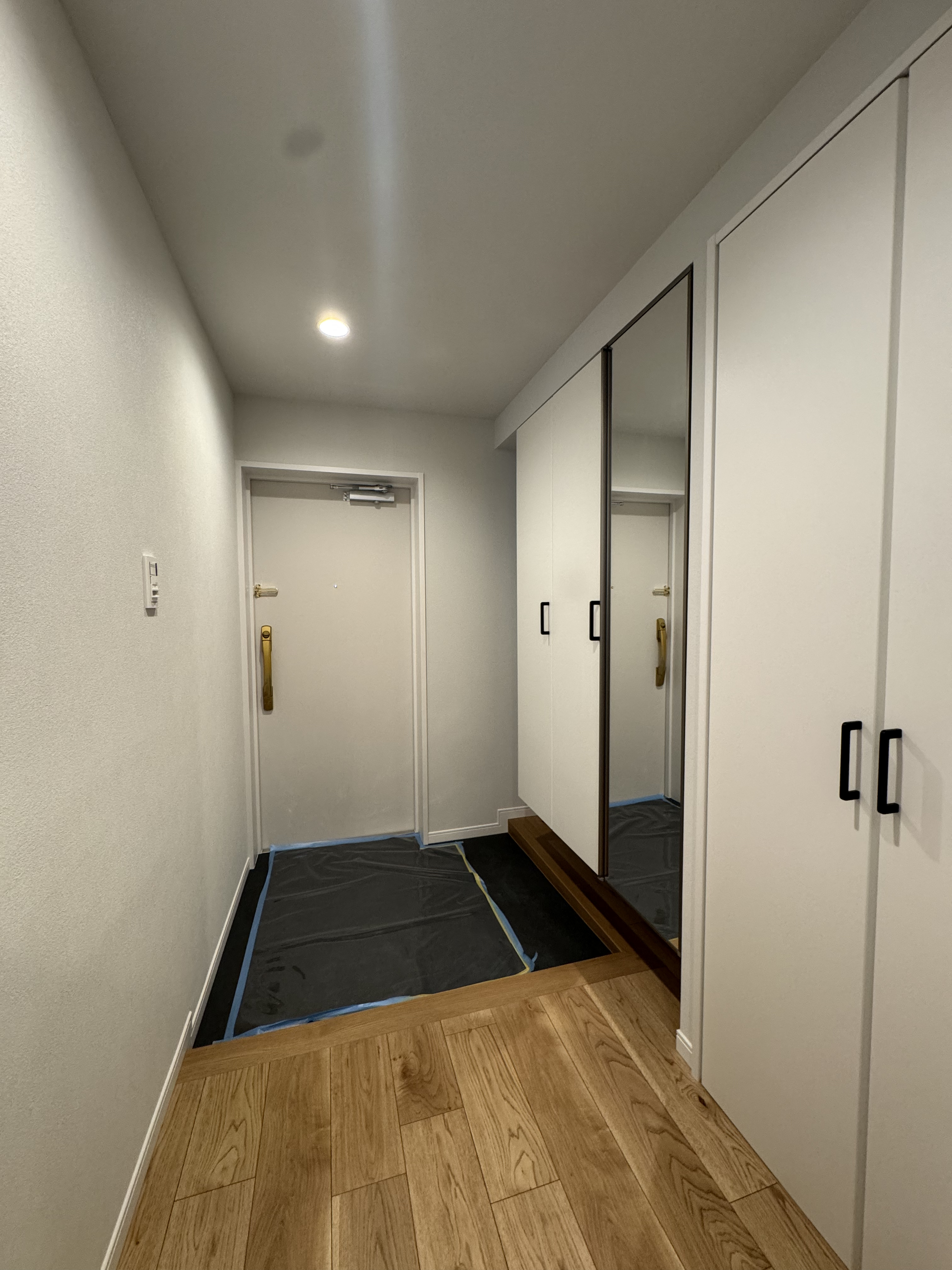 【玄関】下足入やミラーが設置された玄関。玄関ホールには収納が設けられており、お出かけグッズをまとめて保管することができます。/2026年2月床・クロス張替済み、建具・下足入交換済み