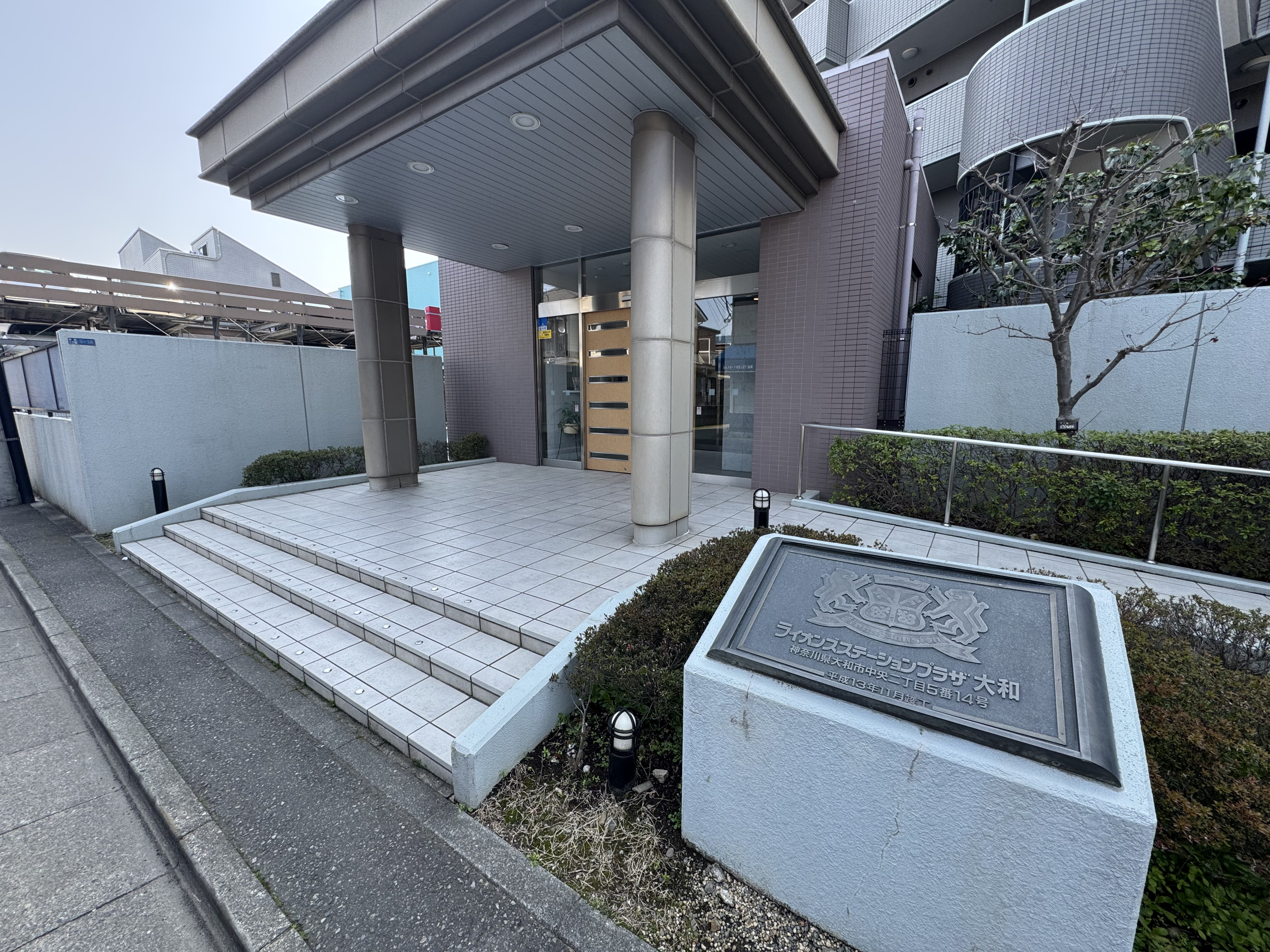 【エントランス】小田急江ノ島線・相鉄本線「大和」駅まで徒歩4分。暮らしが便利な駅近エリアのマンションです。外部者の侵入を防ぎ、防犯性を高めるオートロックシステムが導入されています。