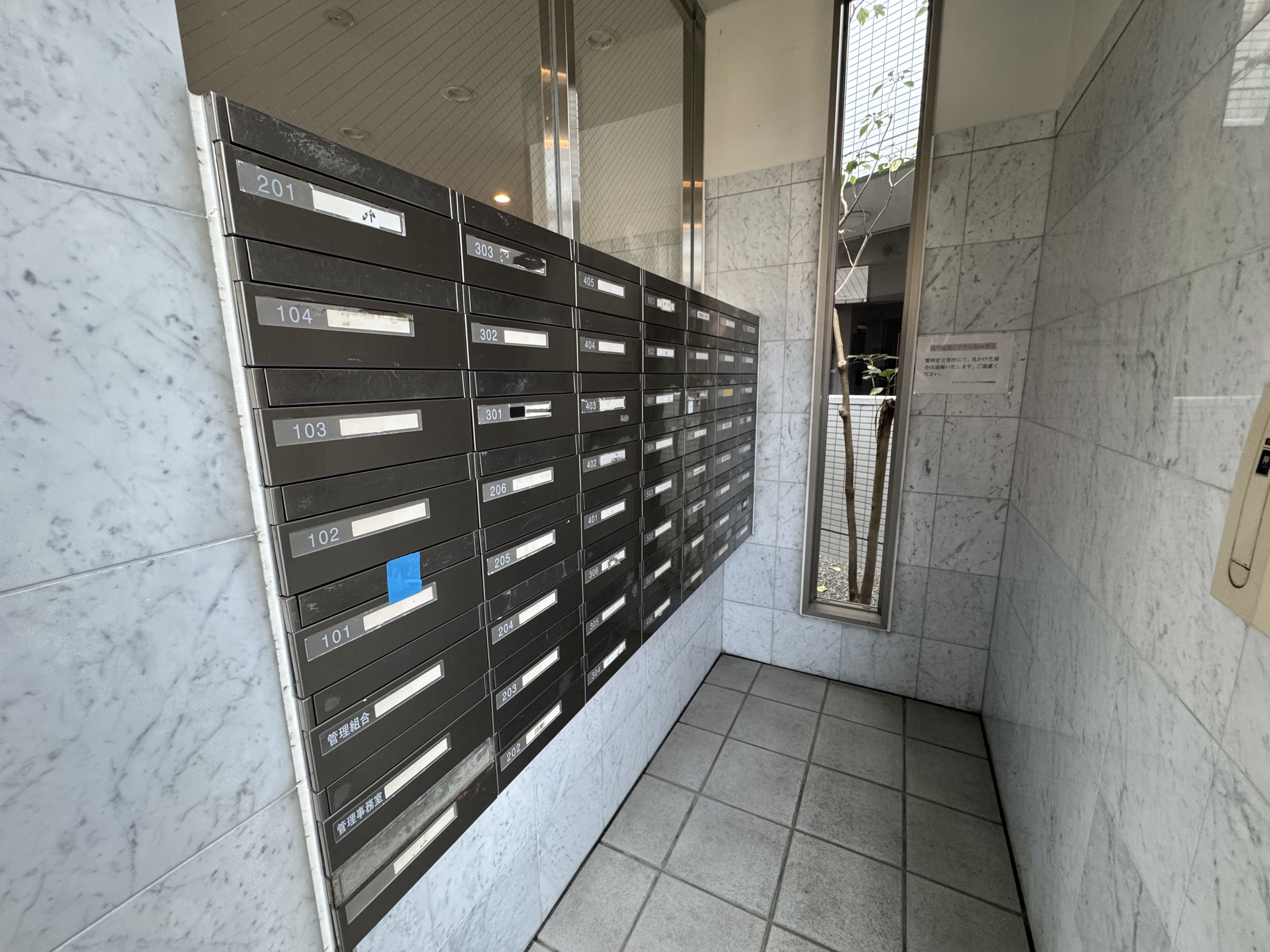 【エントランス】郵便受けのほか、宅配ボックスが備わっており、荷物の受け取りが便利です。またエレベーターも設置されており、ベビーカーやスーツケースなどを引いての移動もスムーズです。