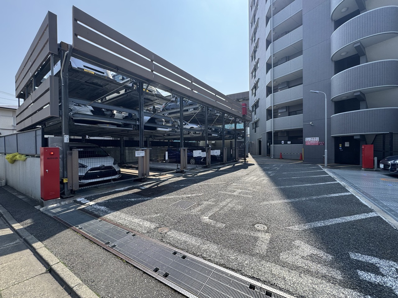 【駐車場】敷地内には駐車場が整備されています。駐車料金は月額13000円～17000円。最新の空き状況はお問合せください。