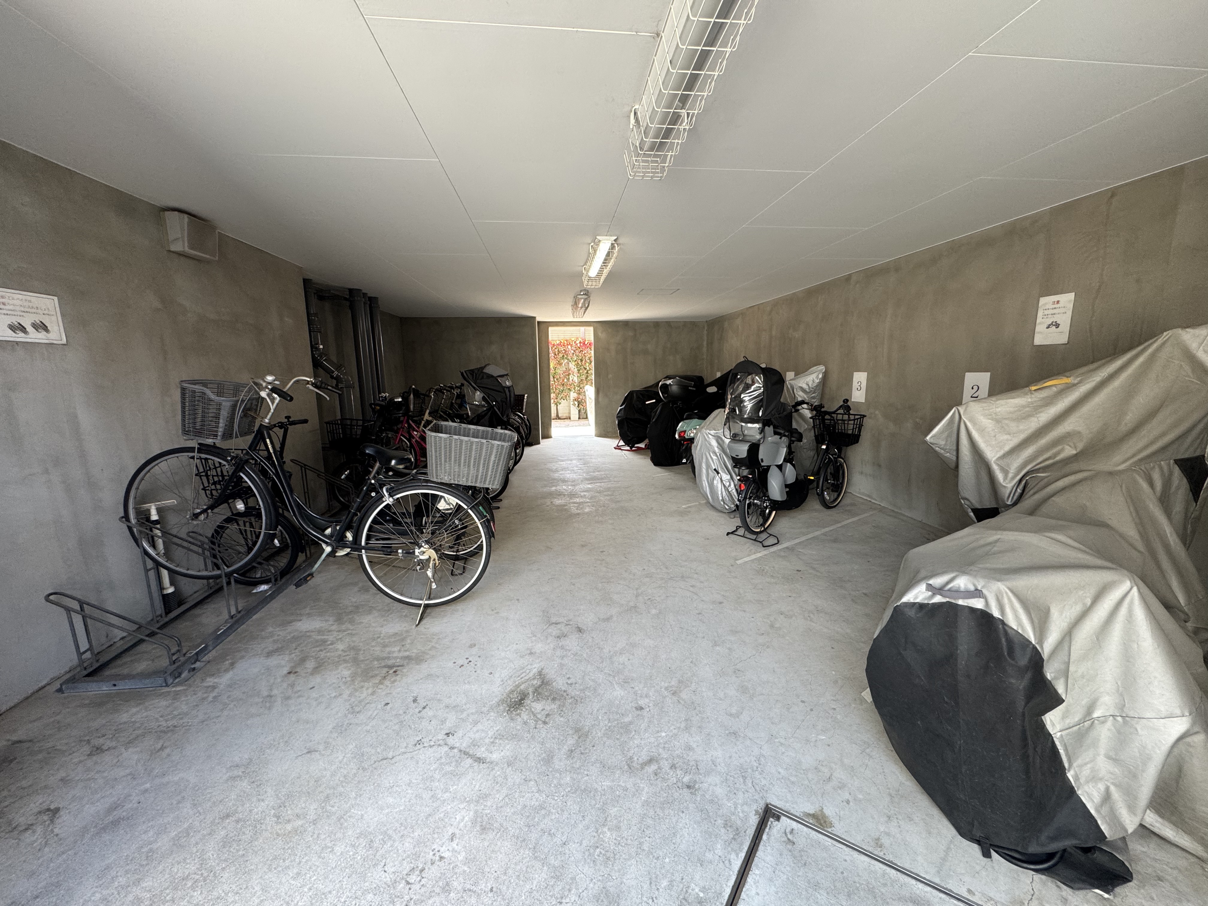 【バイク、自転車置場】屋根付きのため、大切なバイクや自転車を雨風から守ります。最新の空き状況はお問合せください。