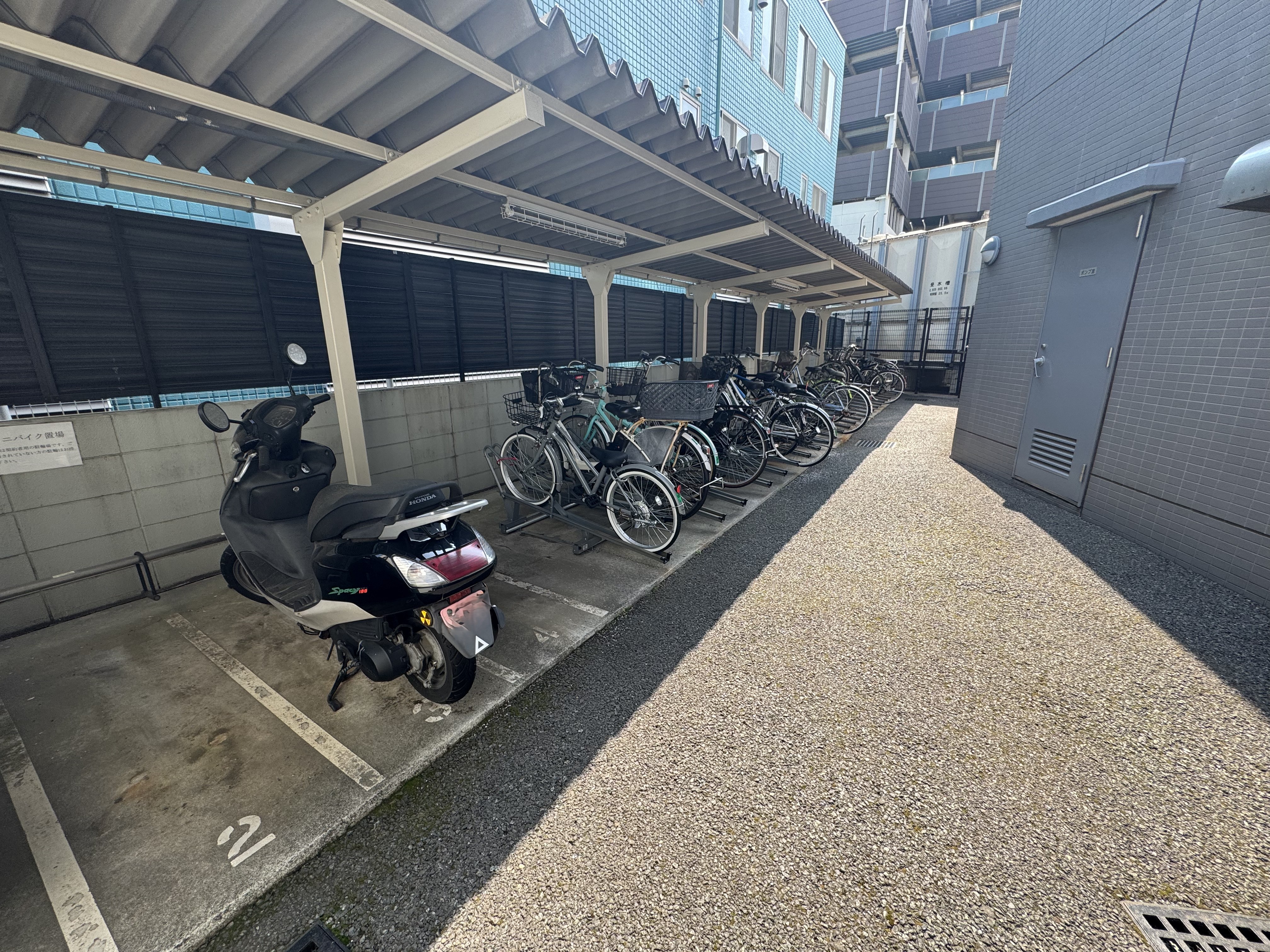 【駐輪場】駐輪場が整備されています。屋根が付いており、自転車を雨から守ります。最新の空き状況はお問合せください。