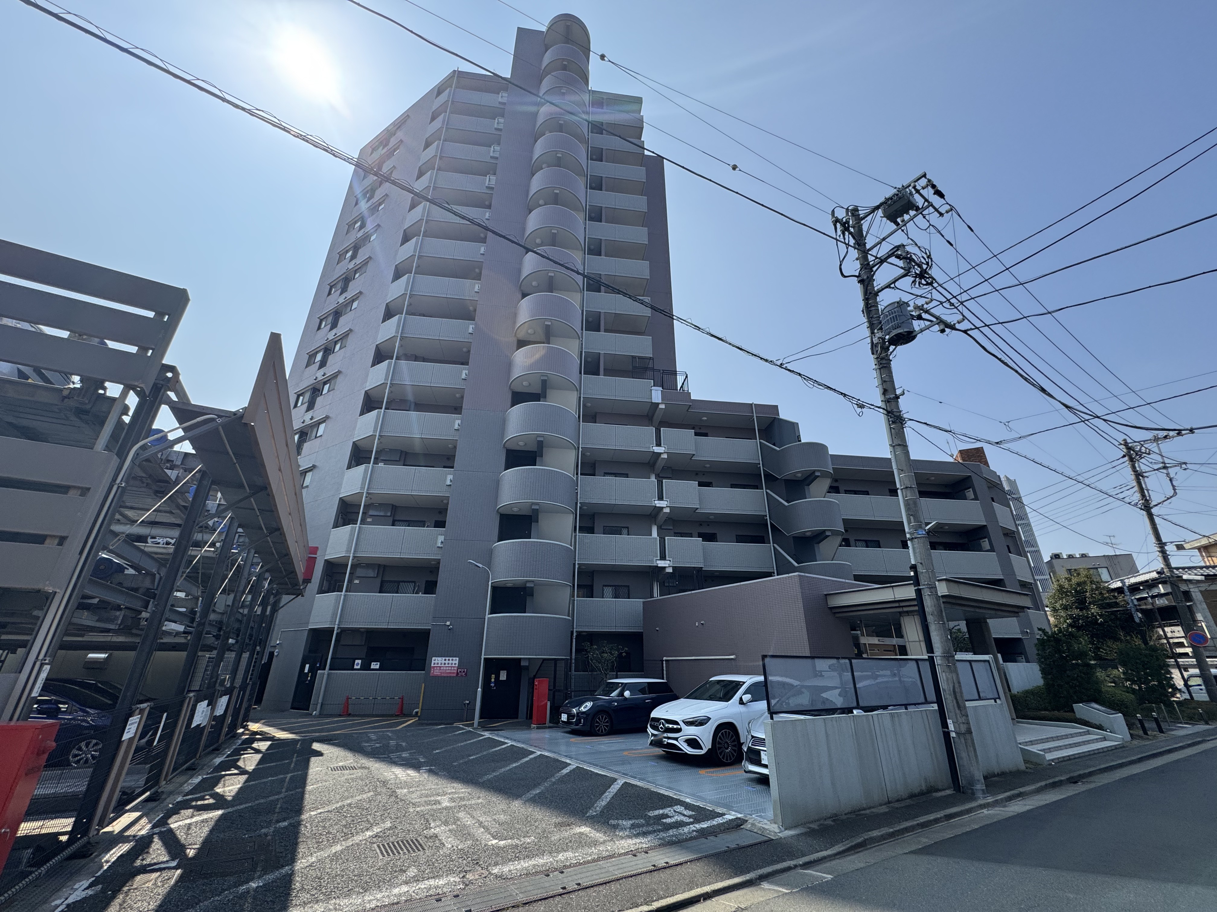 【外観】2001年10月築、14階建て総戸数53戸のマンション。フラット35適合物件です。ペット飼育可(飼育細則有)です。2026年2月、内装リフォームが終了しています。