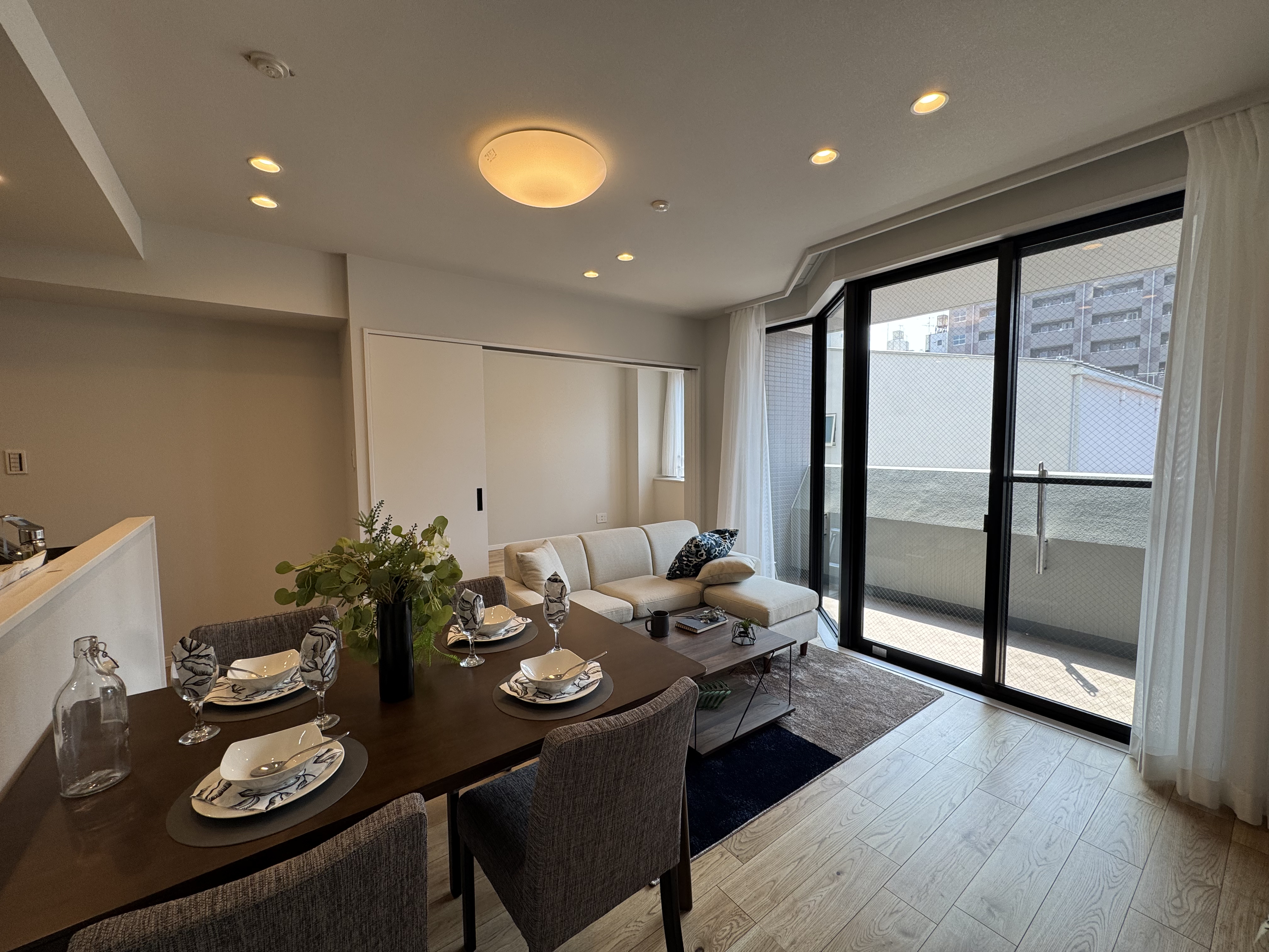 【LDK】LDKは約14.3帖。南側がバルコニーに面しており、開放的です。内装リフォームが完了しており、気持ちよく新生活をスタートできます。/2026年2月フローリング、壁・天井クロスの張替済み