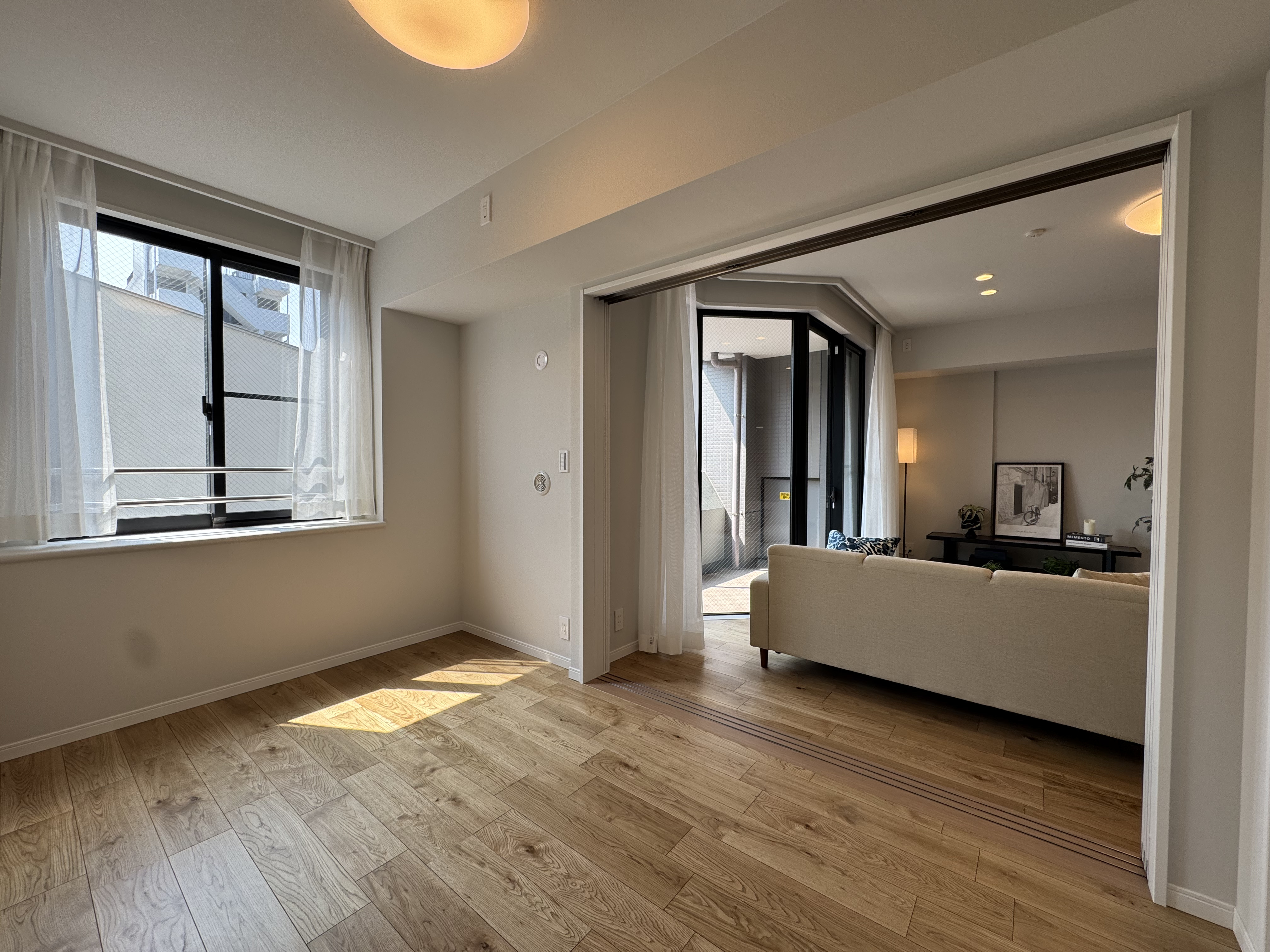 【約5.8帖洋室】LDKと隣接する洋室です。続き間のため、引き戸を開放し一体利用することも可能です。お子様の遊び場や在宅ワークルーム、客間など、生活スタイルに合わせてご活用いただけます。