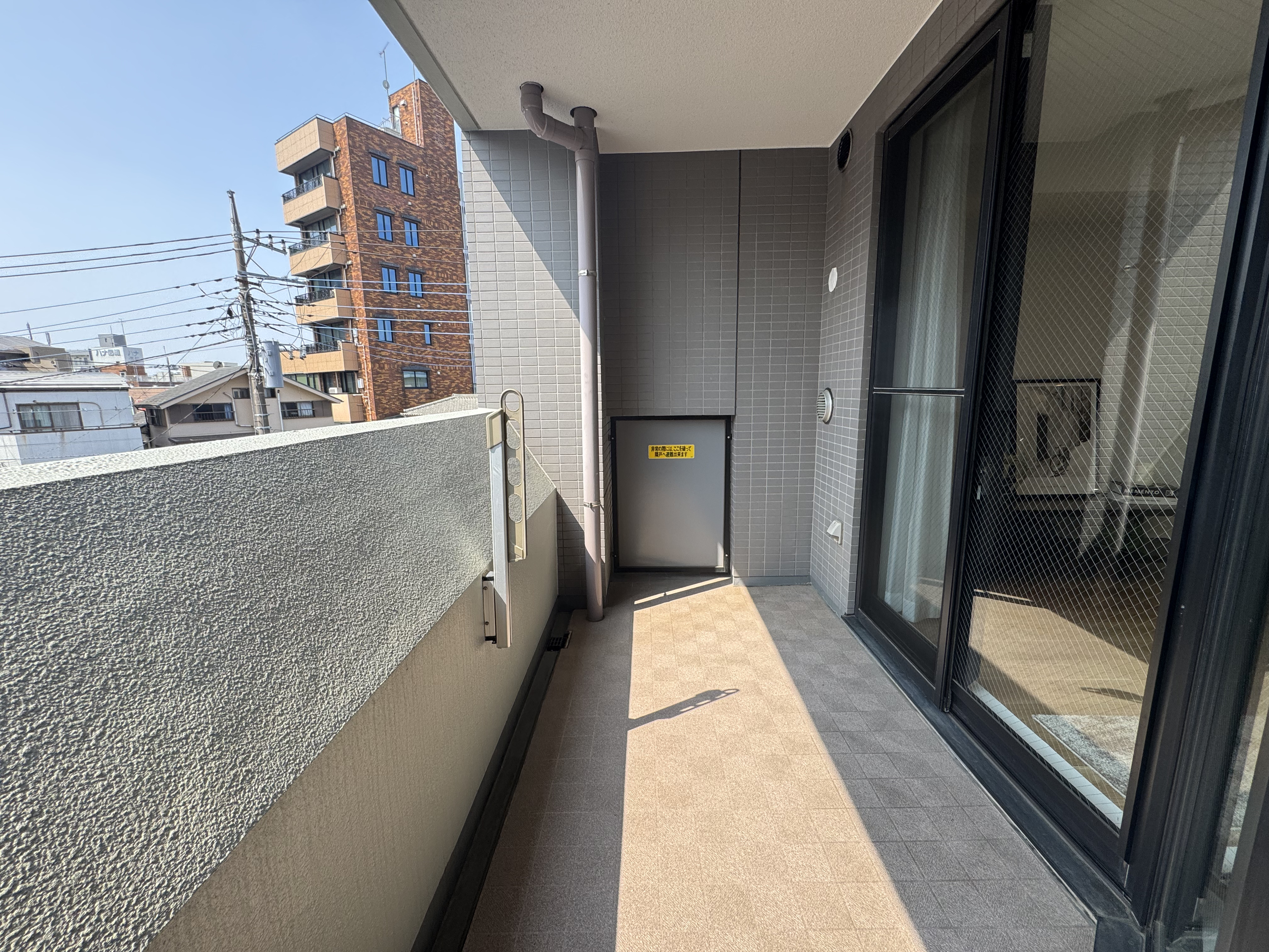 【バルコニー】南向きのため陽当たりがよく、洗濯物がすっきりと乾きそうです。物干し金具は下方に設置されており、外部から洗濯物が見えないよう配慮されています。