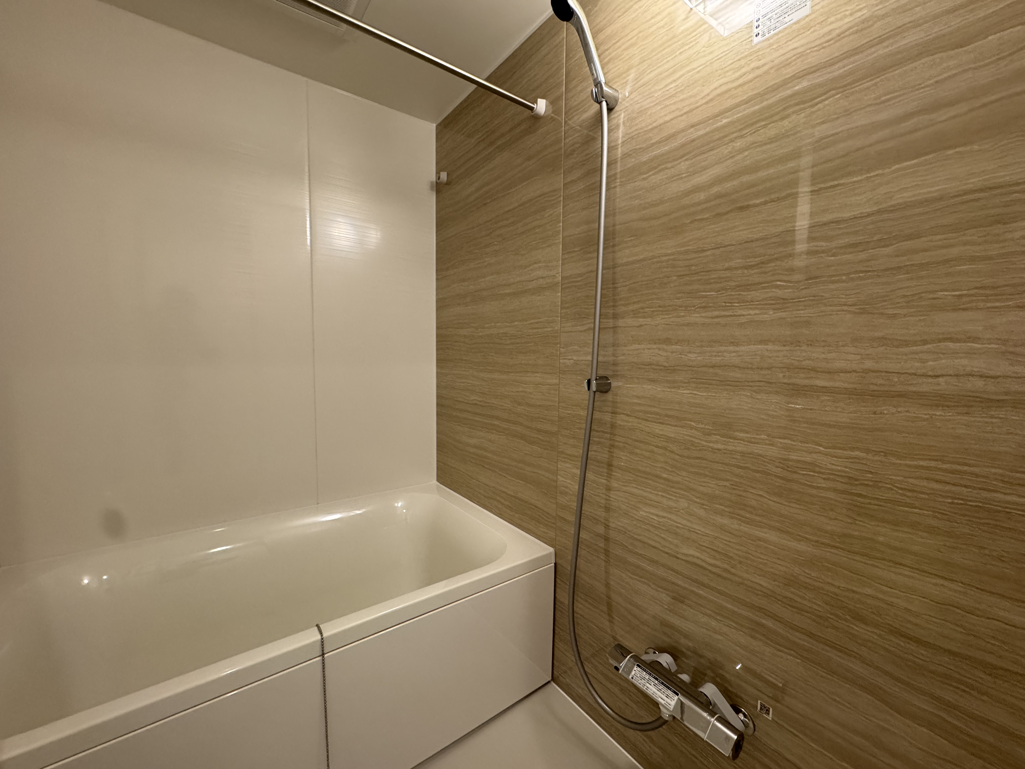 【浴室】1日の疲れをゆったりと癒してくれそうな広い浴槽付きの浴室。浴室乾燥機付きなので、天候や時間を気にせず洗濯物が干せます。/2026年3月ユニットバス交換済み