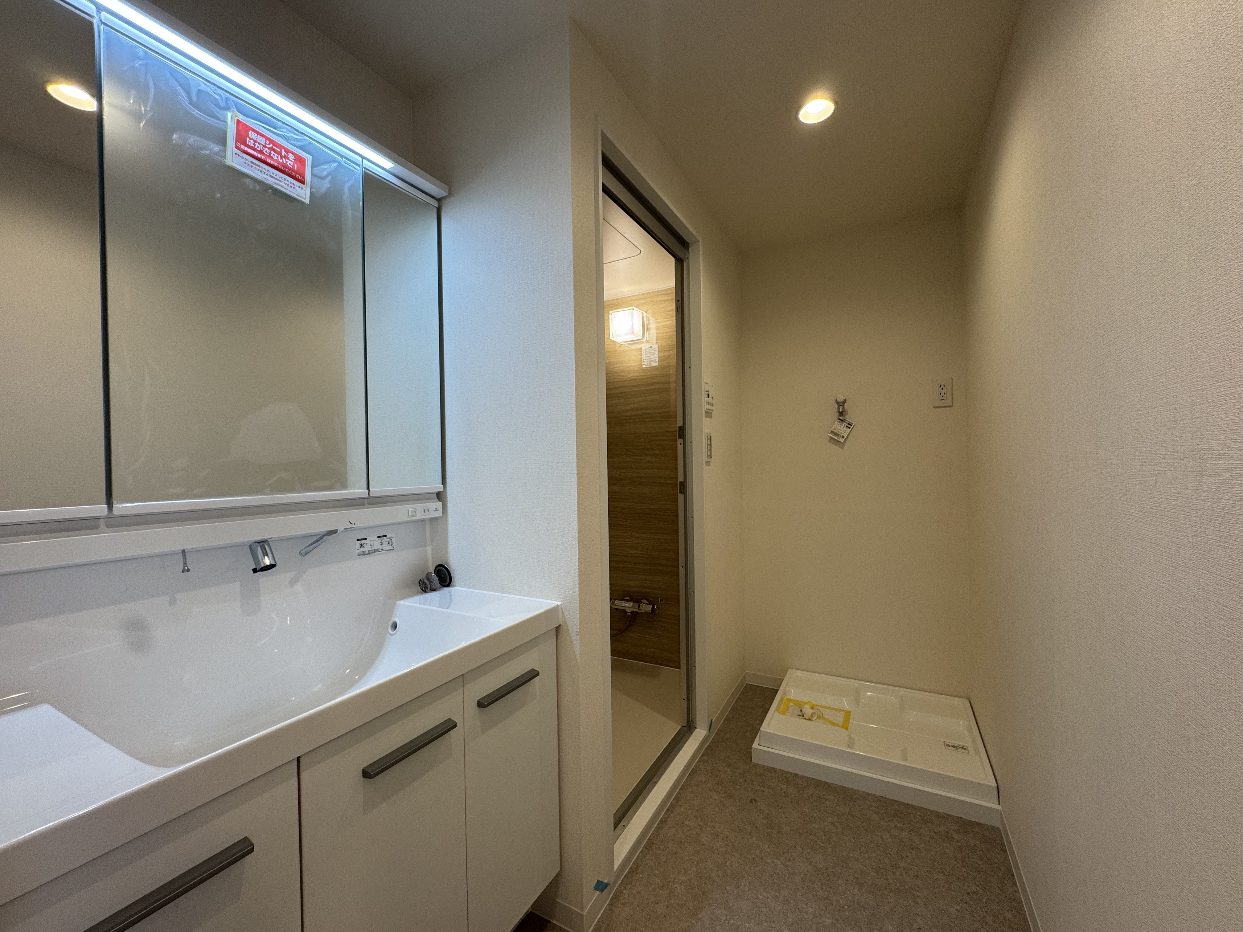 【洗面室】ゆったりとしたスペースが確保され、朝の身支度がはかどりそうな洗面台。3面鏡裏と洗面ボウル下に収納スペースが備わっています。/2026年3月洗面台交換済み