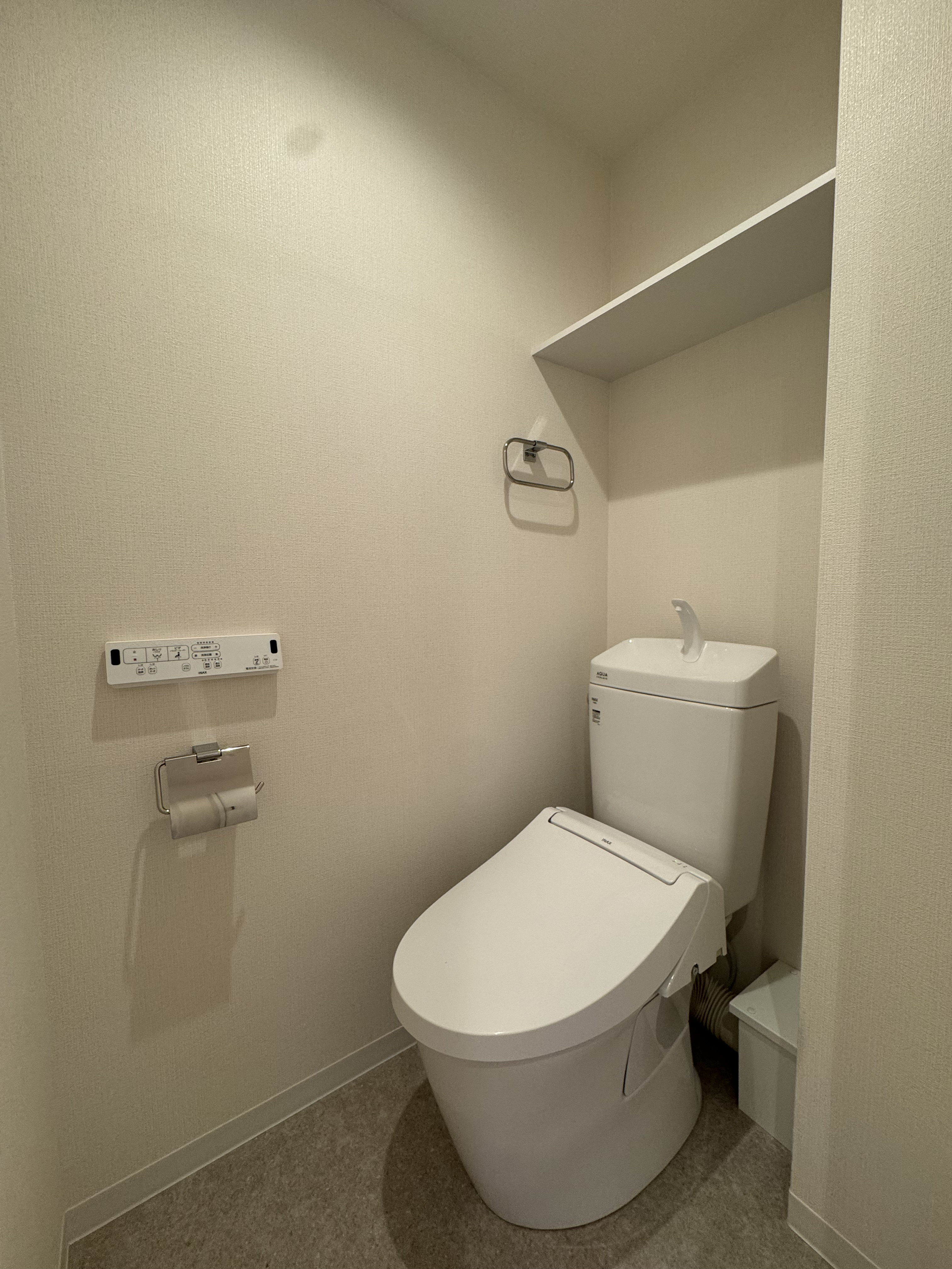 【トイレ】1年を通して快適に使用できる温水洗浄機能付きのトイレ。壁付きリモコンなので操作がスムーズです。/2026年3月トイレ交換済み