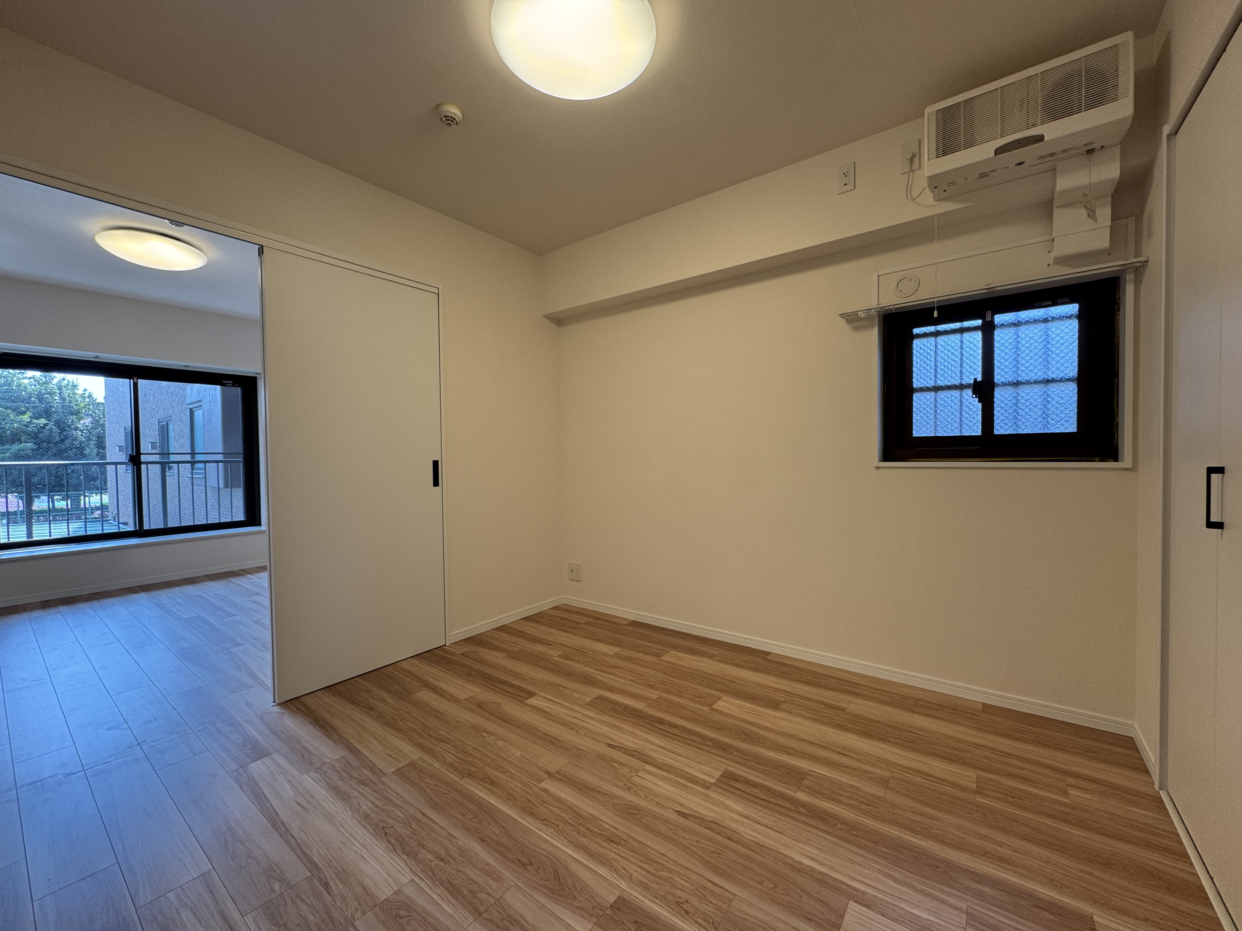 【洋室/約5.0帖】続き間として利用可能な、LDKに隣接する約5.0帖の洋室。来客時には扉を閉めて客間としても利用可能です。/2026年3月クロス・フローリング張替済み