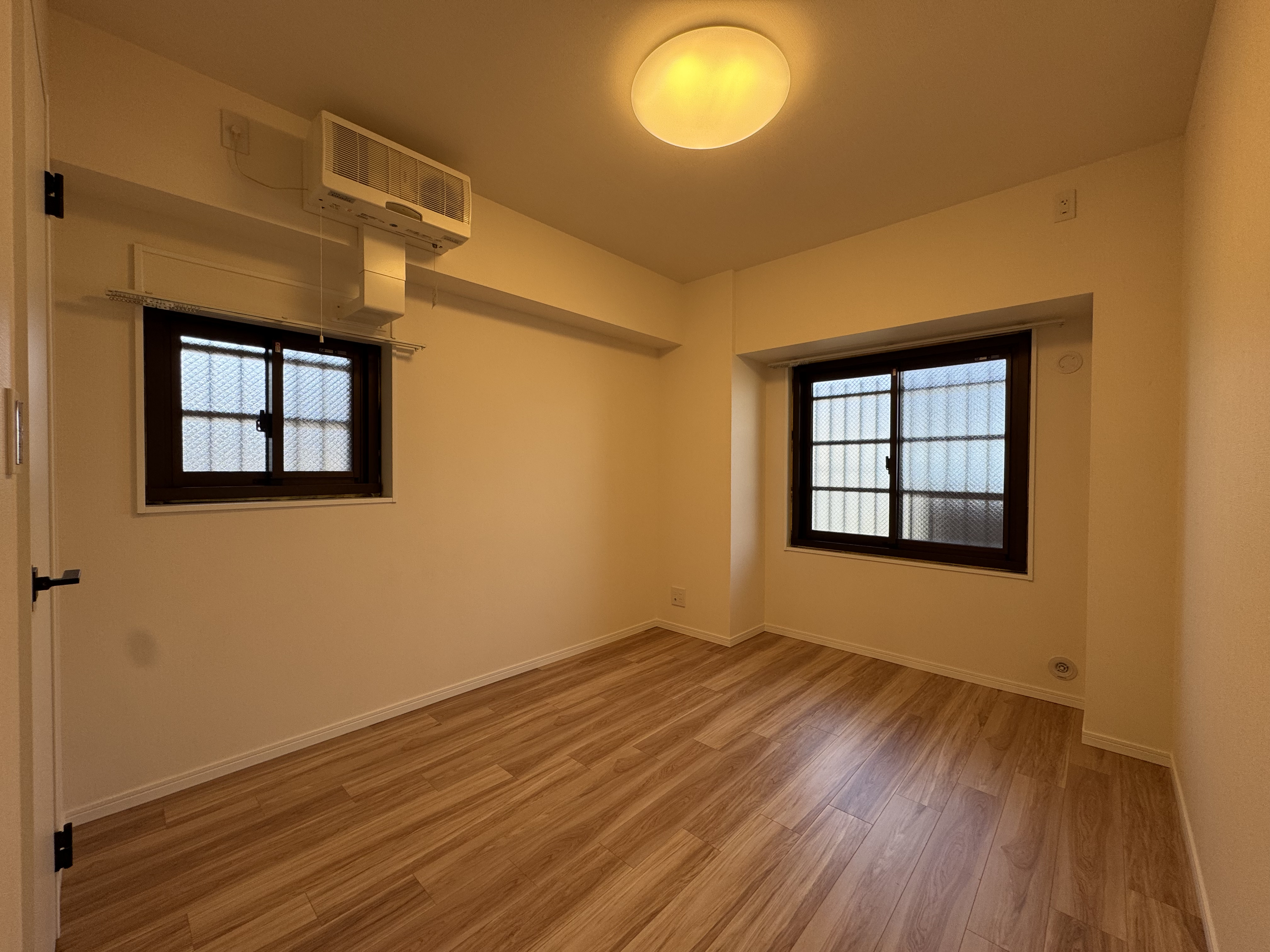 【洋室/約6.3帖】2面採光が叶った約6.3帖の洋室。ダブルベッドなどを置いても余裕がある広さなので、主寝室としてもおすすめです。/2026年3月クロス・フローリング張替済み